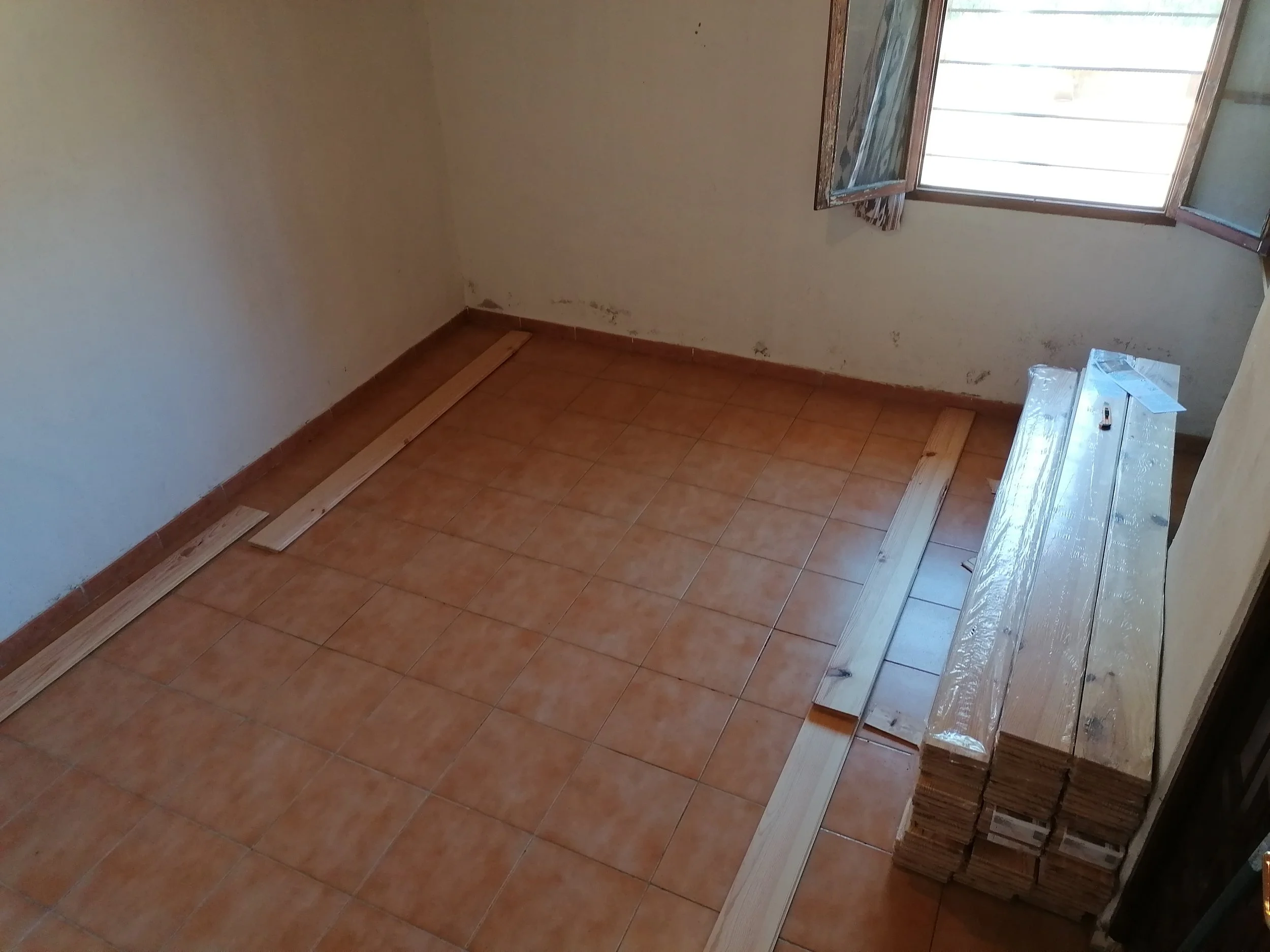 Start – Existing tiled floor before installation 