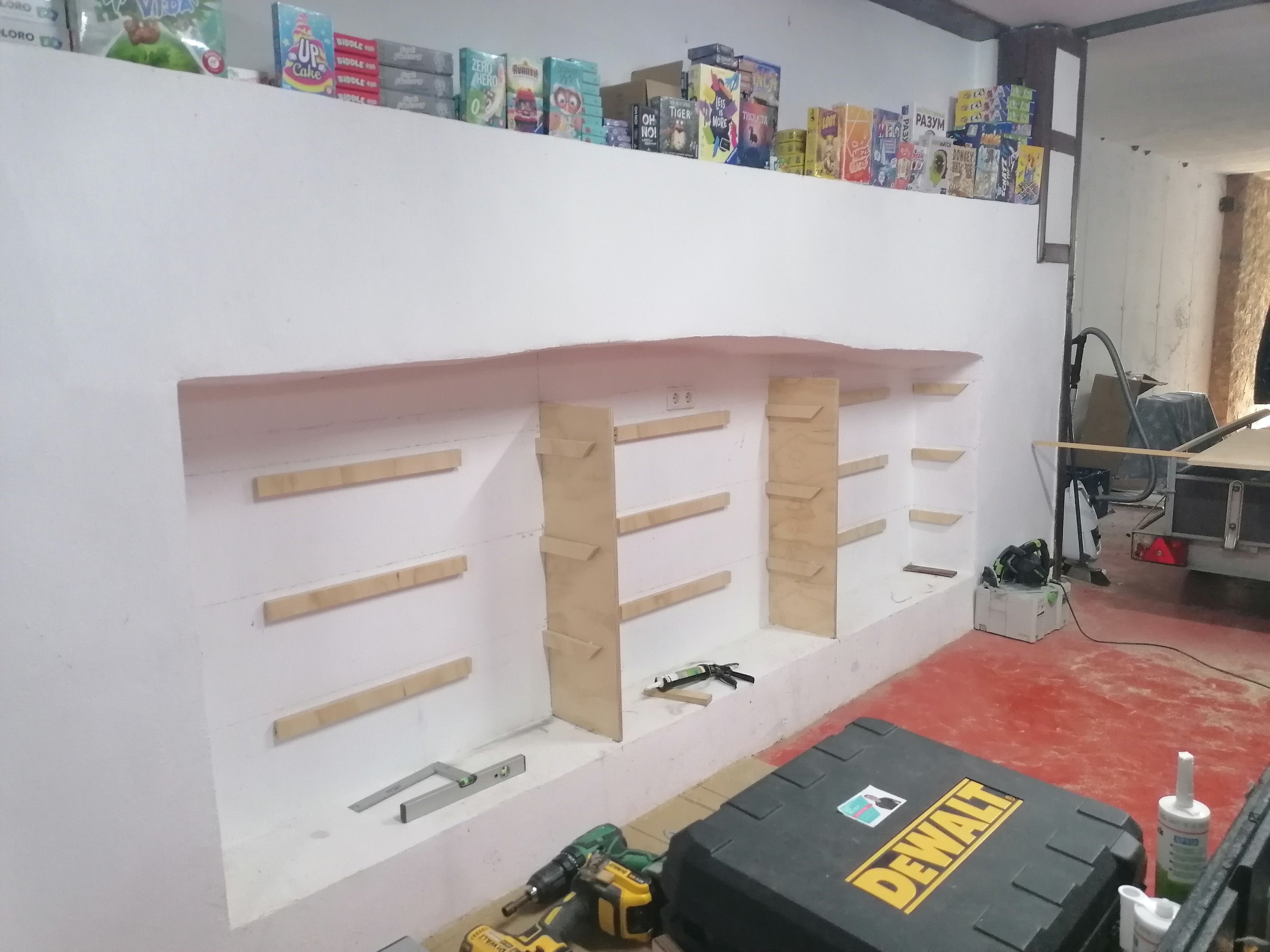 Custom Wooden Shelving – Colonia Sant Pere – Hugo Will Fix It