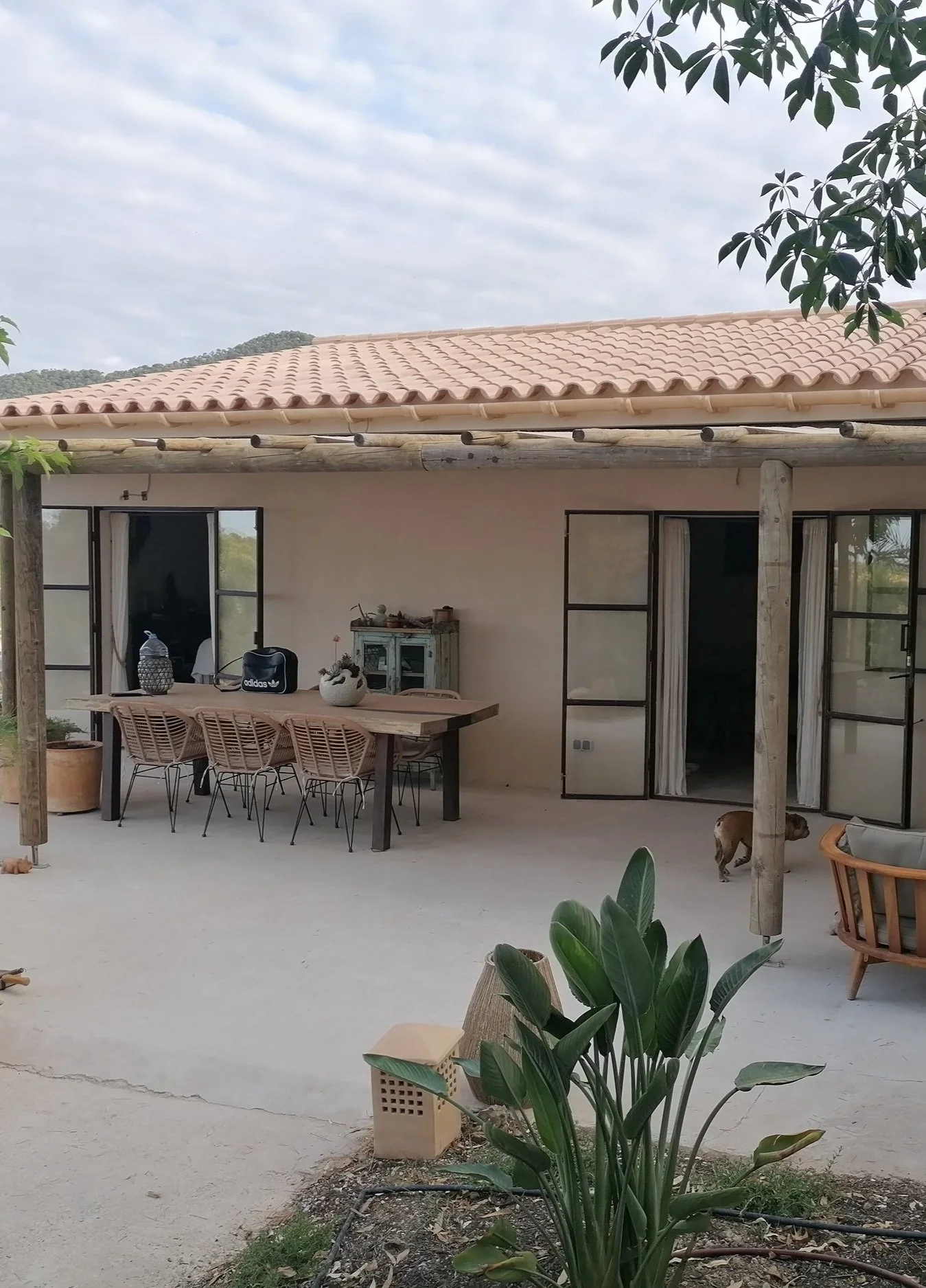 Painter and maintenance specialist in Mallorca carrying out interior and exterior painting, wood treatment, waterproofing, and property maintenance.