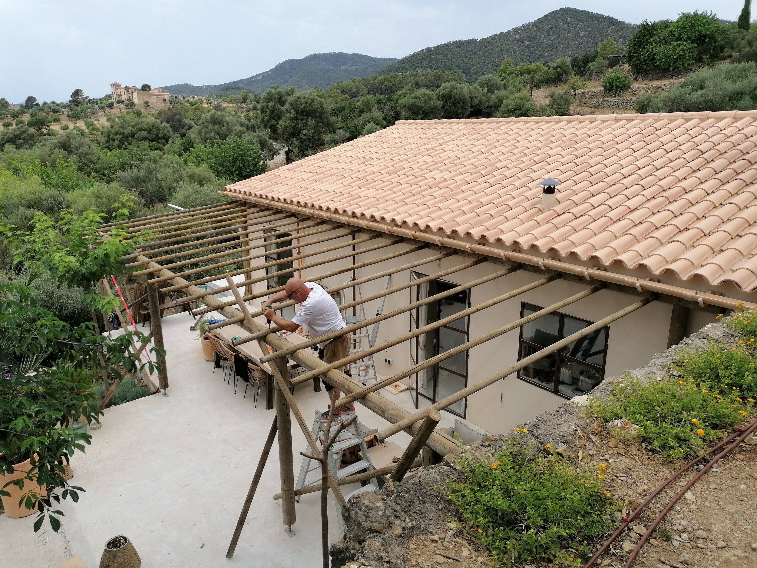 Carpenter in Mallorca building and repairing custom pergolas and outdoor structures for homes, fincas, and gardens.