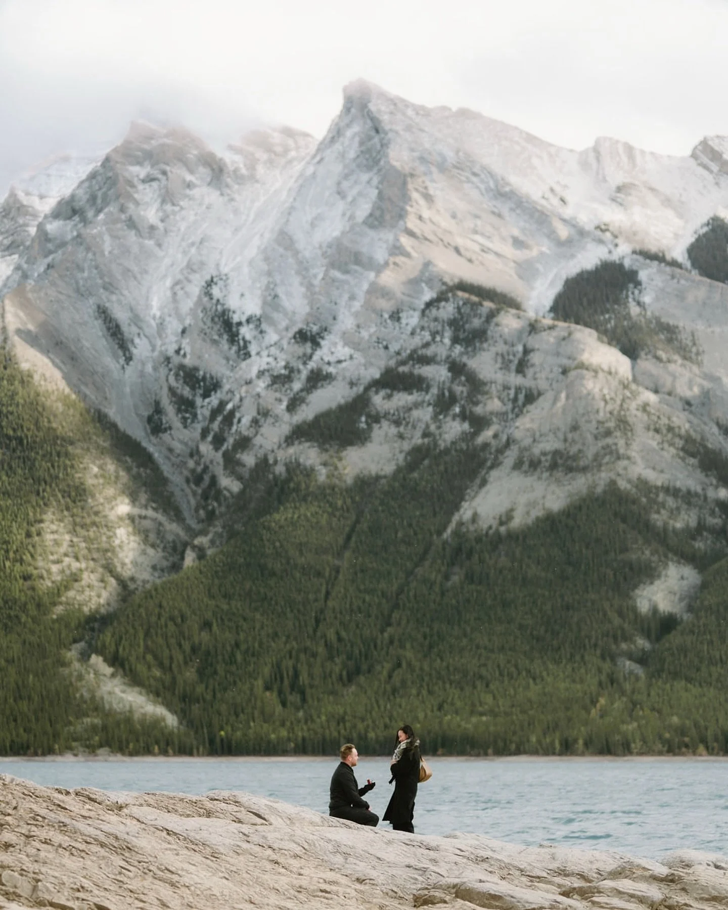 On a sunny mountain day sprinkled with pockets of fresh snow, these two said &ldquo;yes&rdquo; to their forever and it truly felt like stepping into a real-life snow globe. The light, the laughter, the way the mountains wrapped around them ✨ everythi