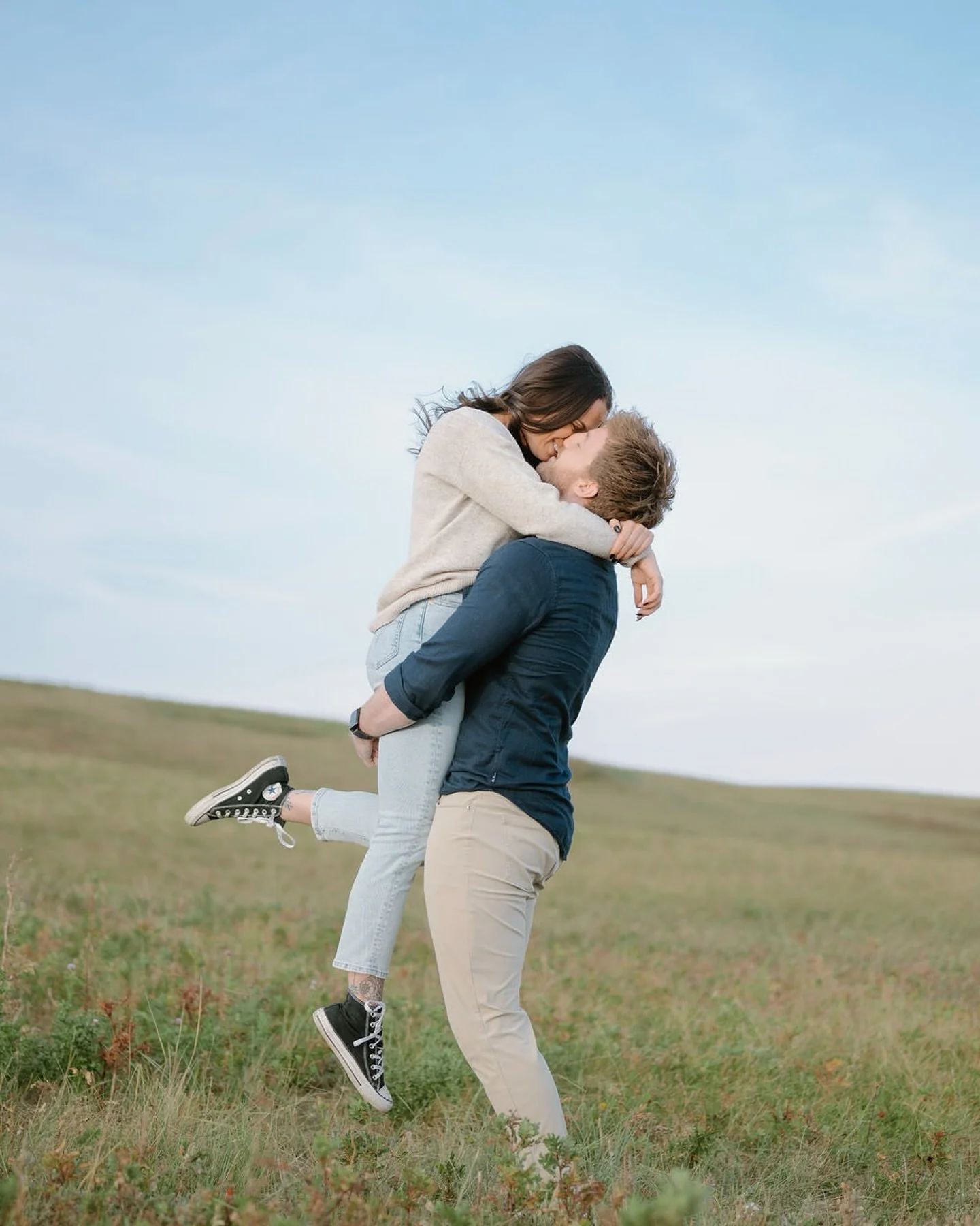 There is nothing better than watching two people light up around each other. Capturing moments like these, the real, effortless joy, is one of the most rewarding parts of my job. Beyond grateful to freeze these moments in time for you ✨