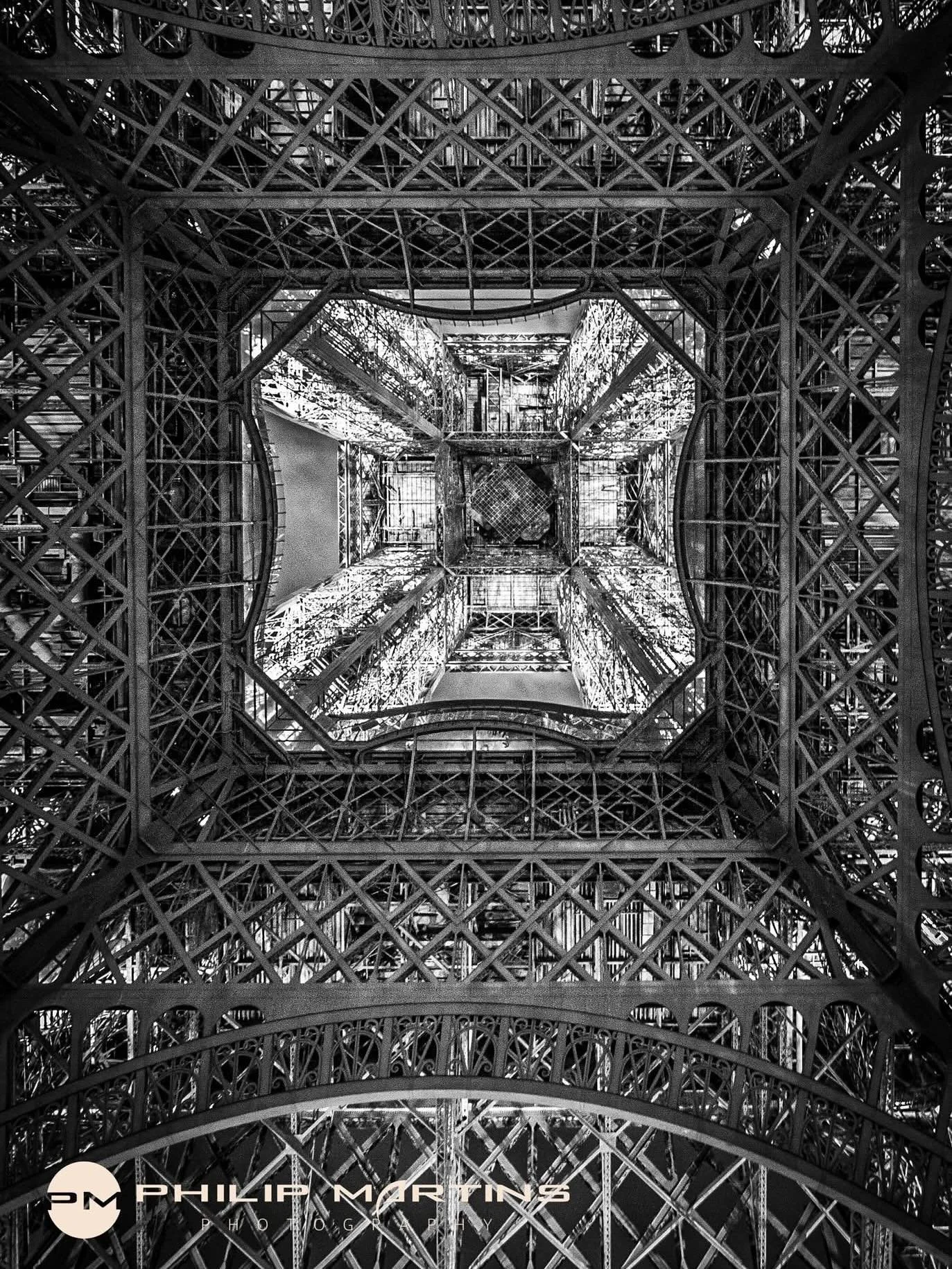 New Image Drop 🔵⚪️🔴
~~
Paris, France (Release 2) - October 2024
&bull;
&bull;
#photographer #photography #streetscene #colourphotography #travelpics #blackandwhite #travel #travelphotography #travelphotographer #momentsintime #streetphotographer #s