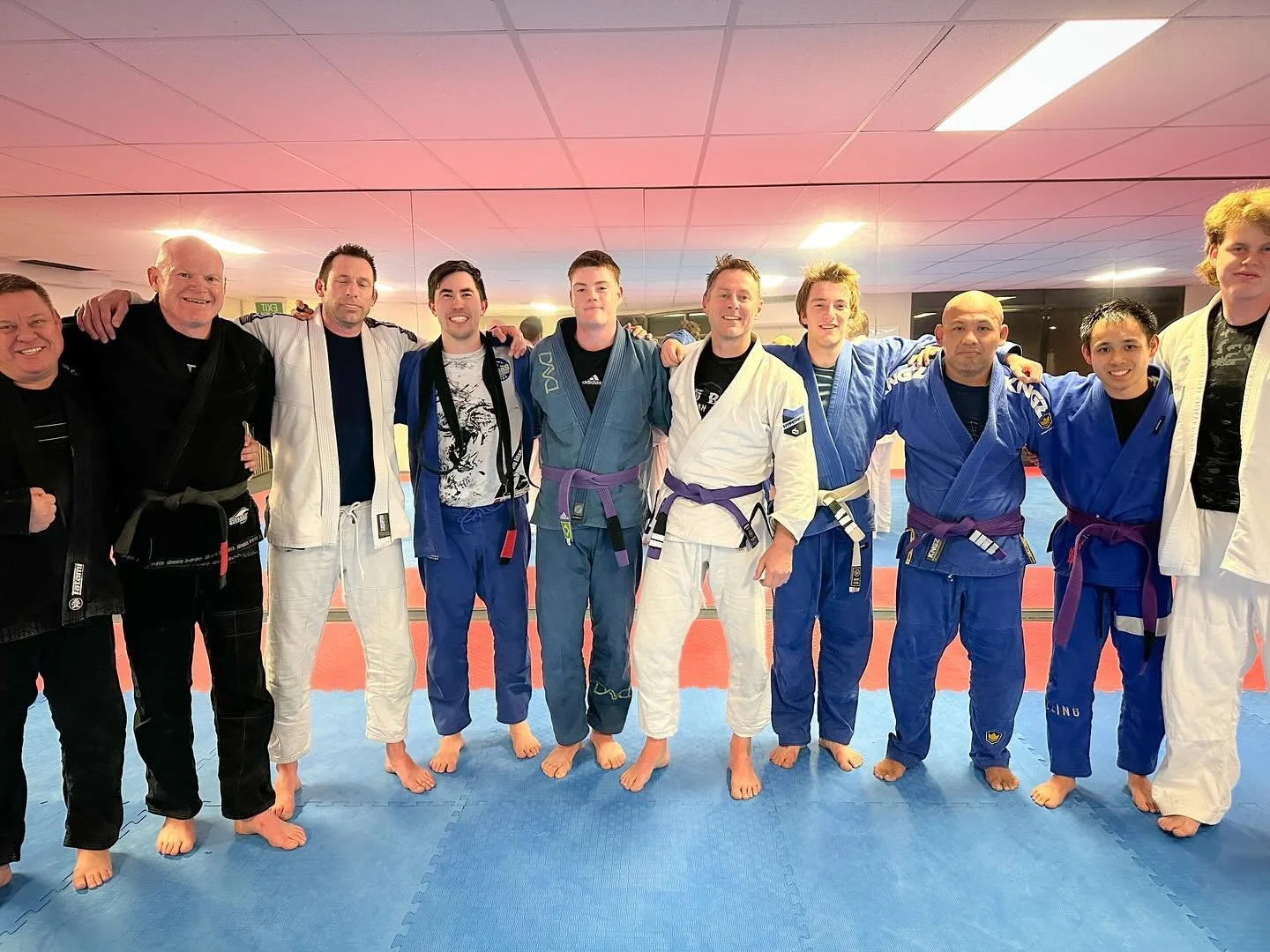 Solid Wednesday Jitz Sesh💪 ⬜️🟦🟪⬛️
~~
@newportbjj 
&bull;
&bull;
#photographer #photography #streetscene #colourphotography #travelpics #blackandwhite #travel #travelphotography #travelphotographer #momentsintime #streetphotographer #streetphotogra