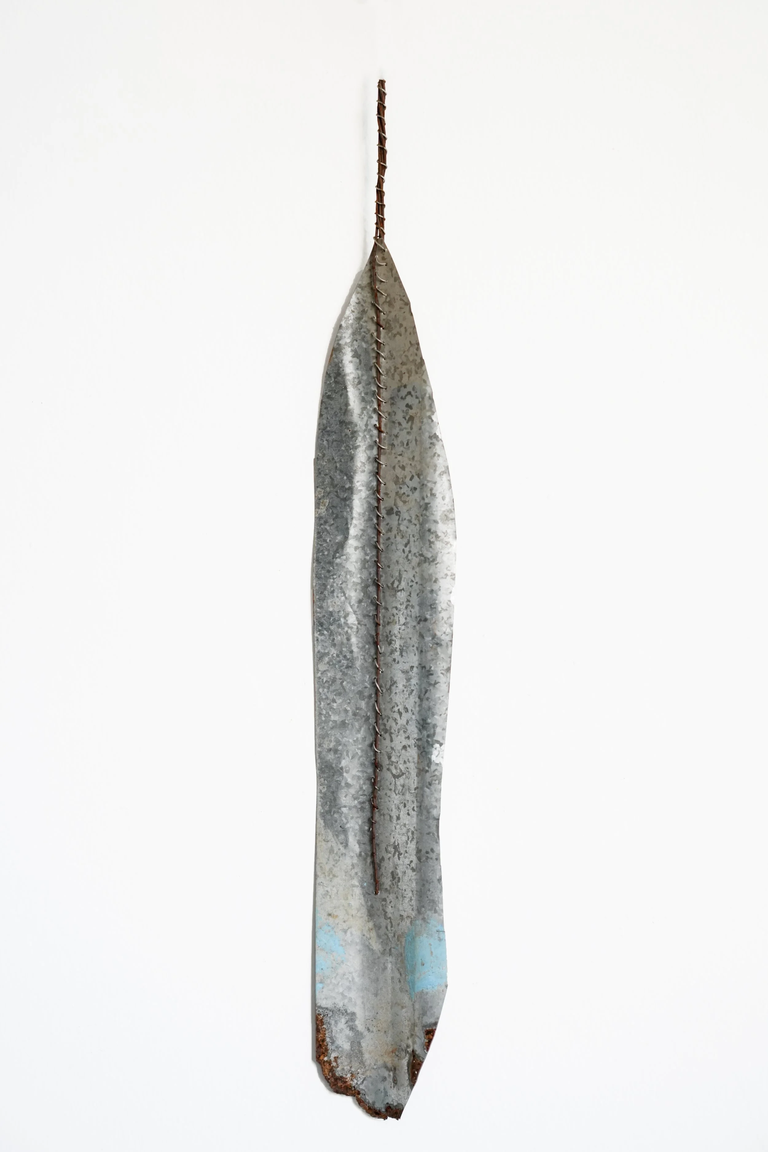 Oumar Ball_Plume #14_2023_Tôle et fil de fer_66x9,5cm_Verso_Morel Donou.jpg