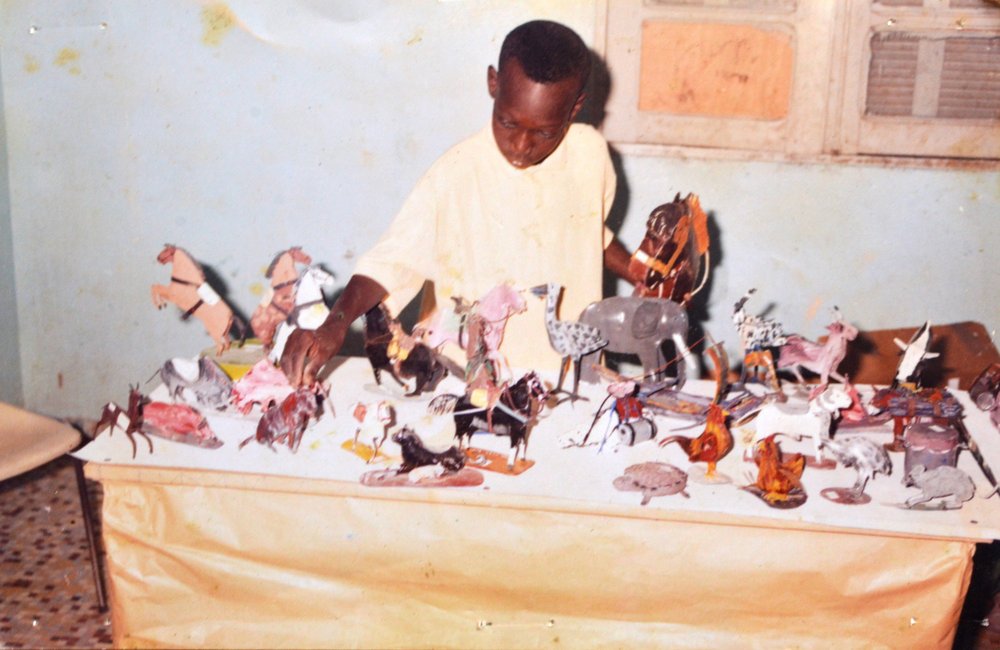 Archives_Oumar Enfants au marché avec ses sculptures-01.JPG