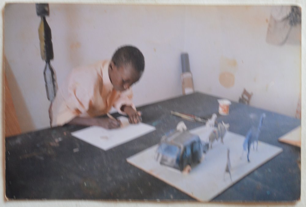 Archives_Oumar Enfants au marché avec ses sculptures-03.JPG