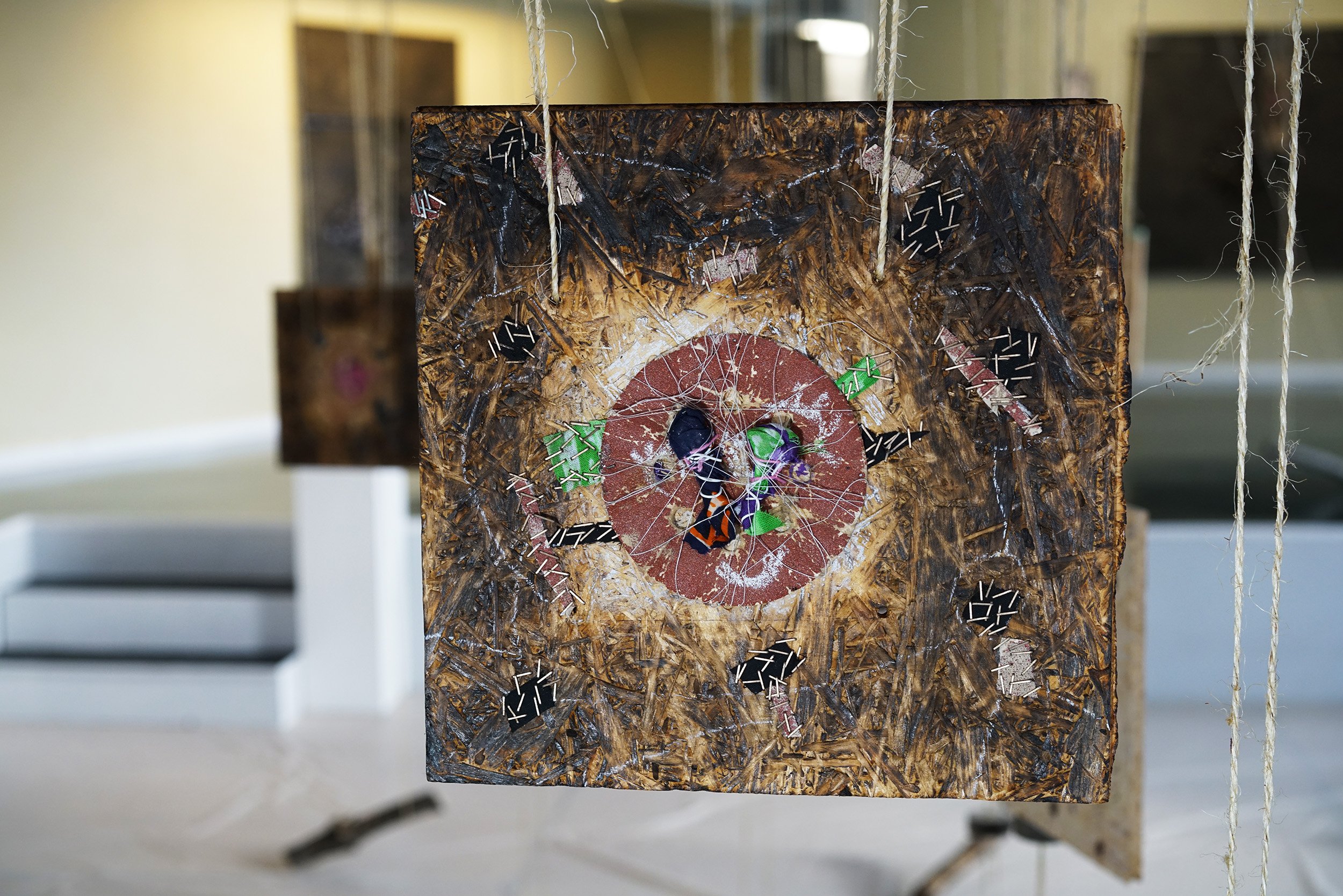VIYÉ DIBA À LA CONCIERGERIE AVEC L’EXPOSITION PIÈGE
