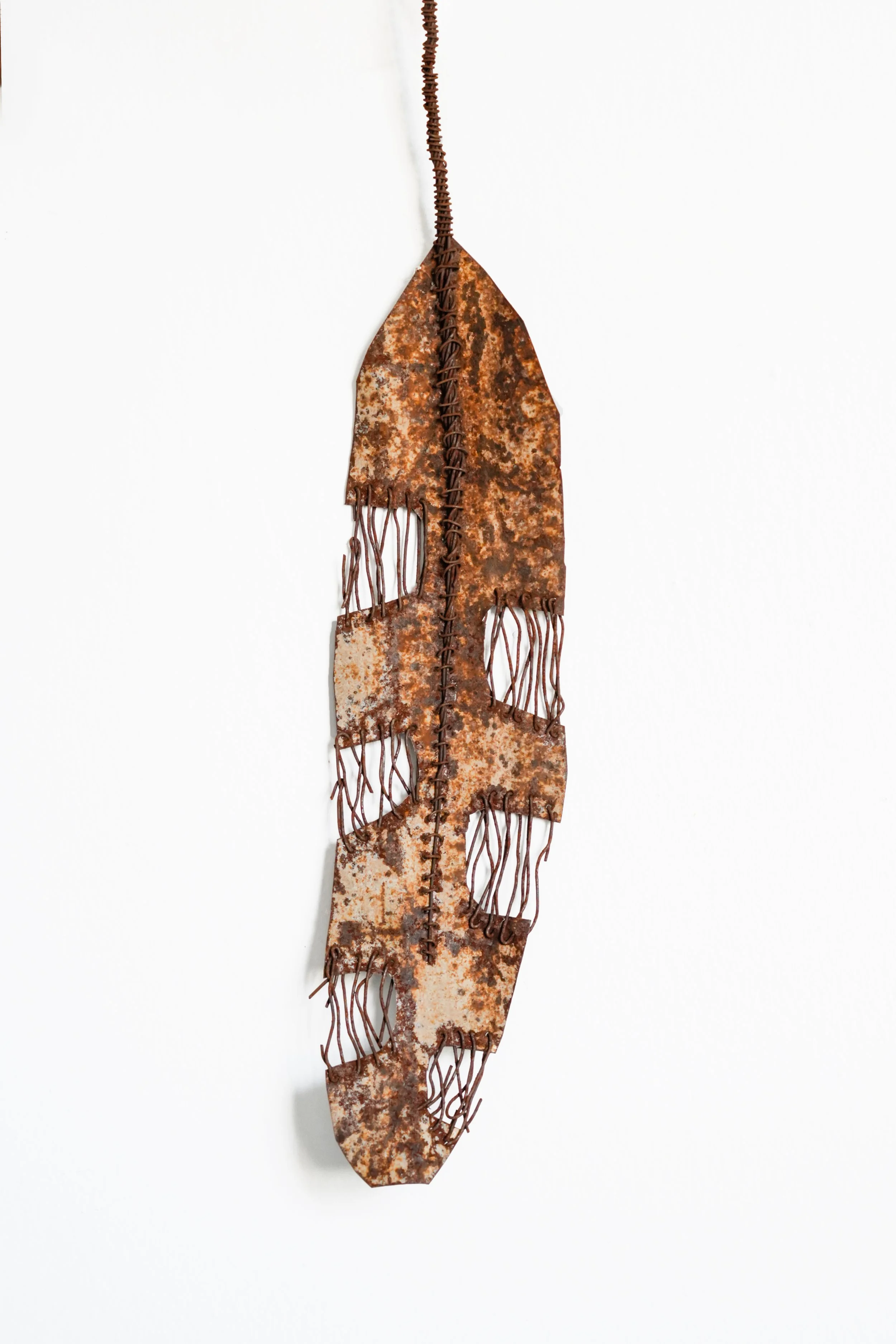 Oumar Ball_Plume #41_2023_Tôle et fil de fer_44,5x9cm_Recto_Morel Donou.jpg