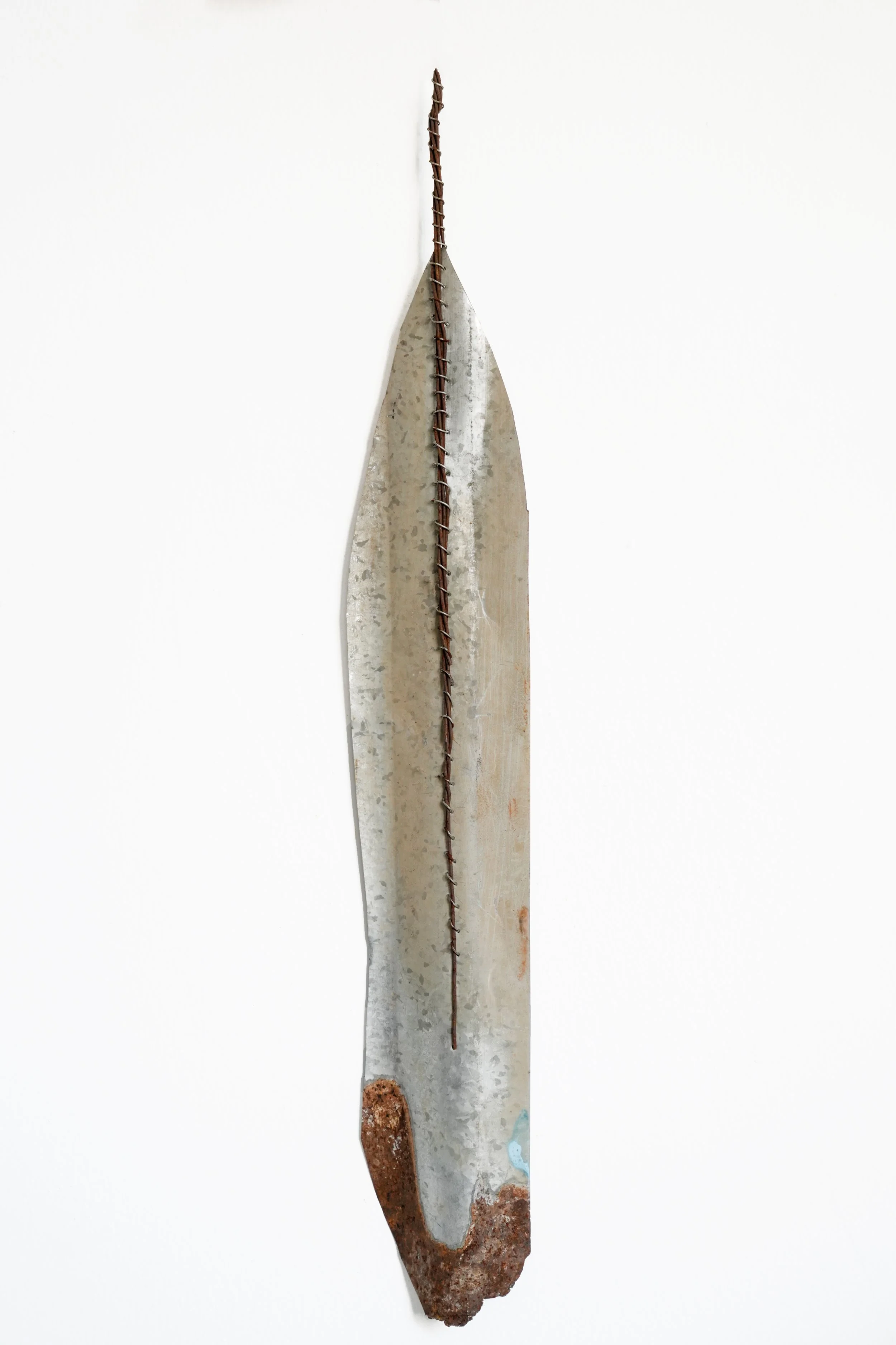 Oumar Ball_Plume #14_2023_Tôle et fil de fer_66x9,5cm_Recto_Morel Donou.jpg