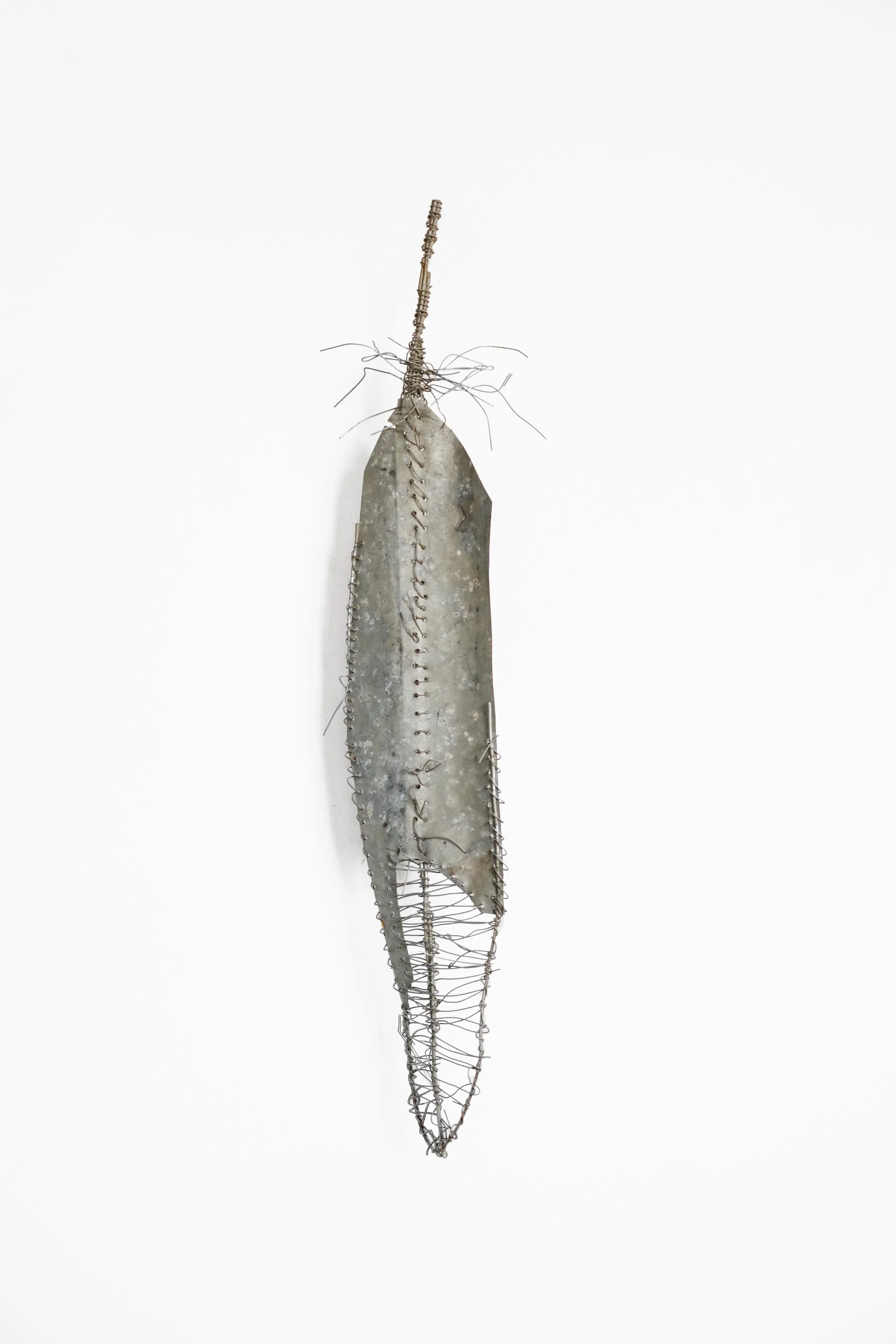 Oumar Ball_Plume #39_2023_Tôle et fil de fer_46x8,5cm_Verso_Morel Donou.jpg