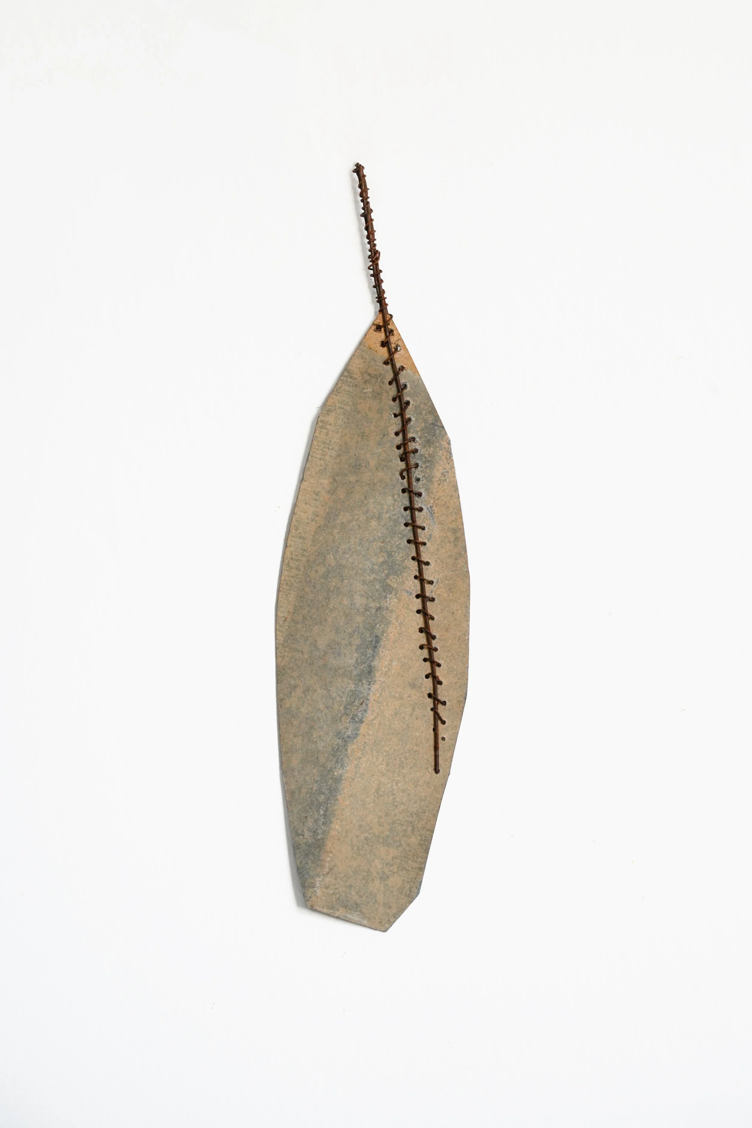 Oumar Ball_Plume #71_2023_Tôle et fil de fer_27,8x7cm_Recto_Morel Donou.jpg