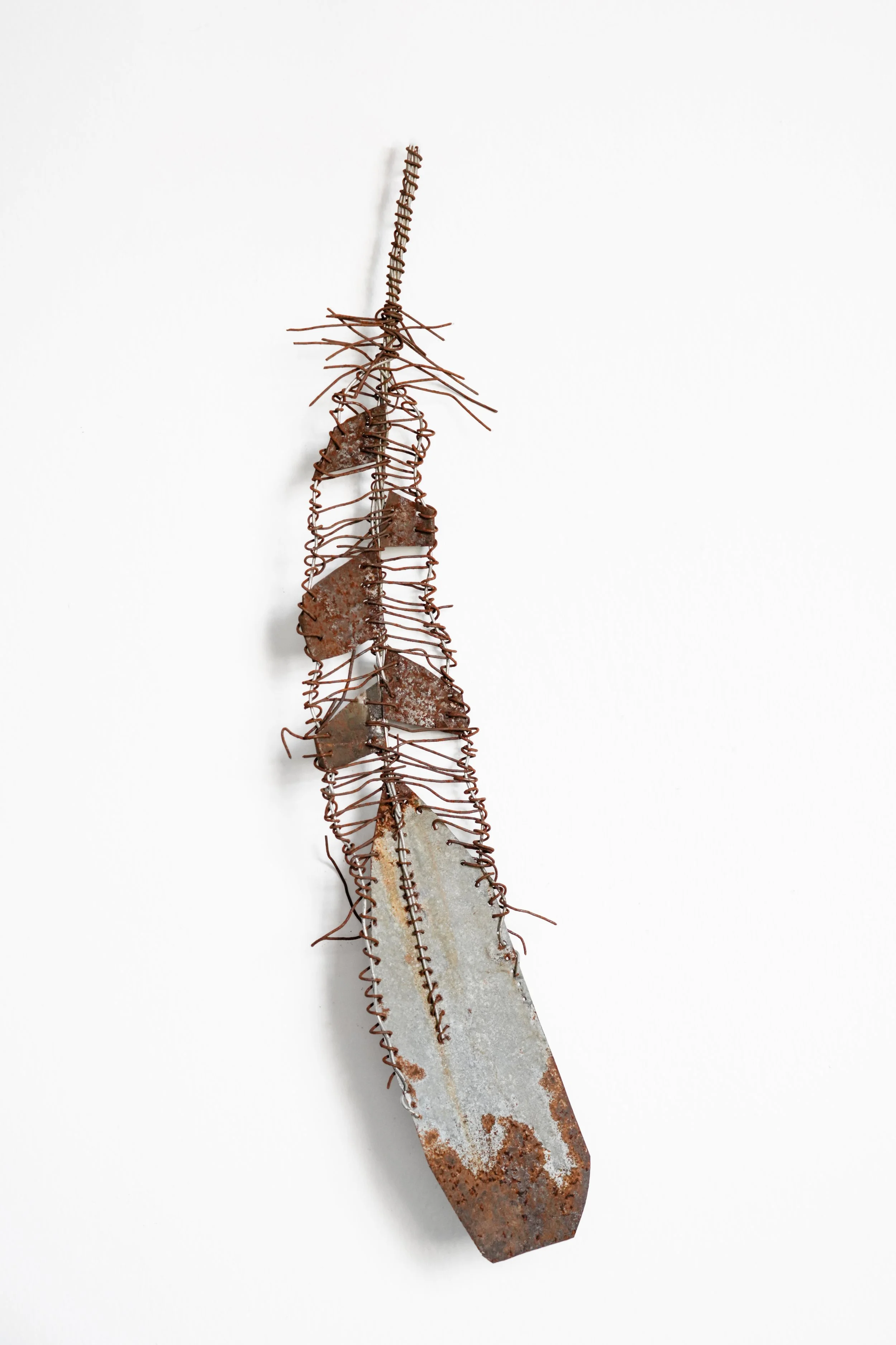 Oumar Ball_Plume #34_2023_Tôle et fil de fer_50,5x9cm_Recto_Morel Donou.jpg