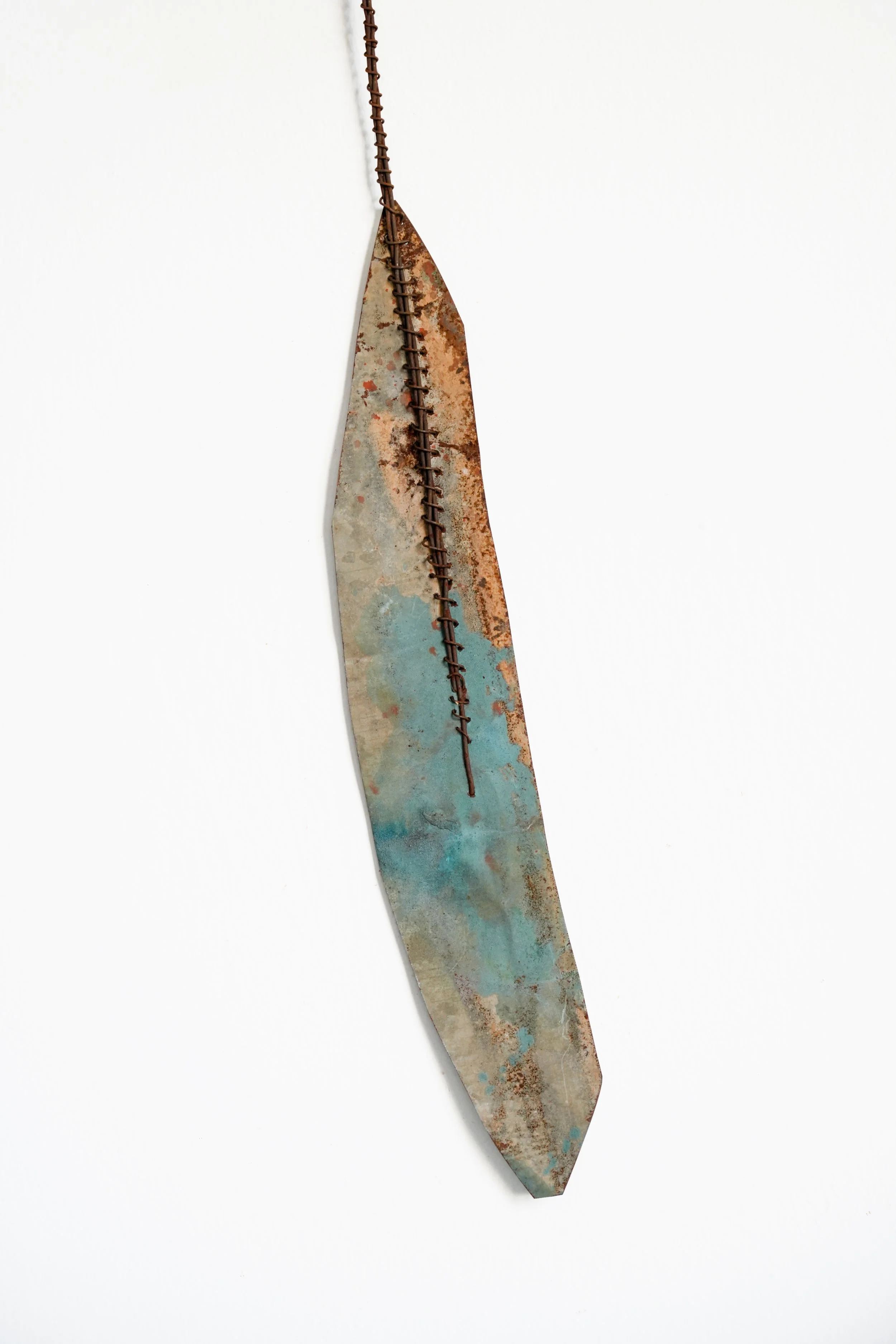 Oumar Ball_Plume #43_2023_Tôle et fil de fer_44x6,2cm_Recto_Morel Donou.jpg