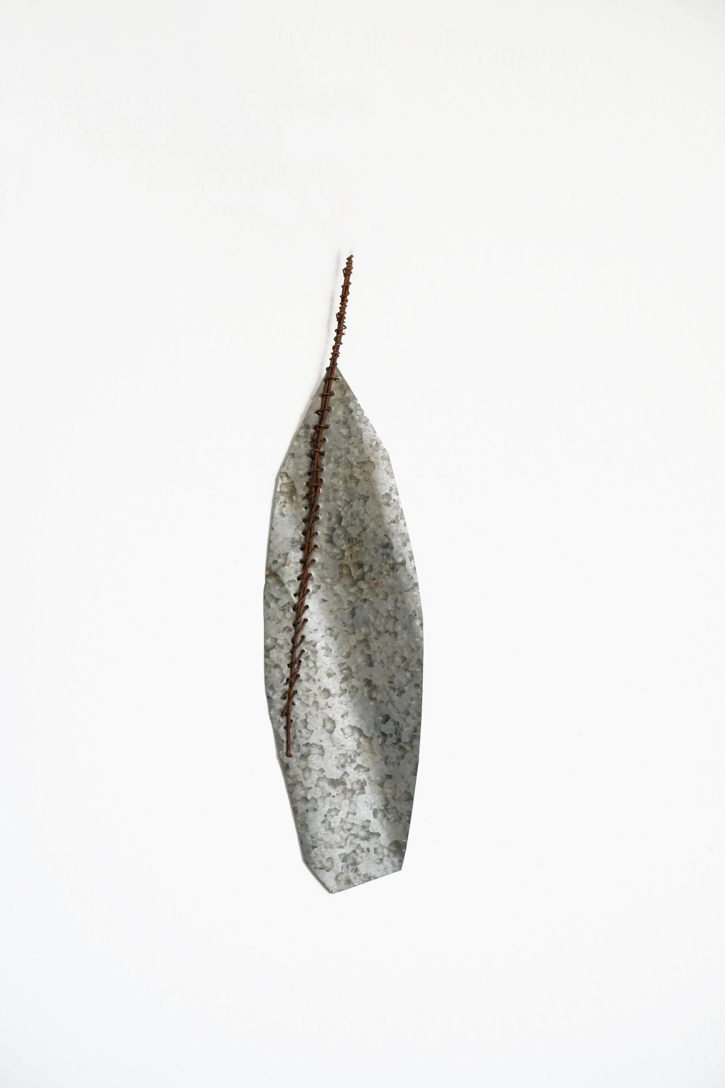 Oumar Ball_Plume #71_2023_Tôle et fil de fer_27,8x7cm_Verso_Morel Donou.jpg