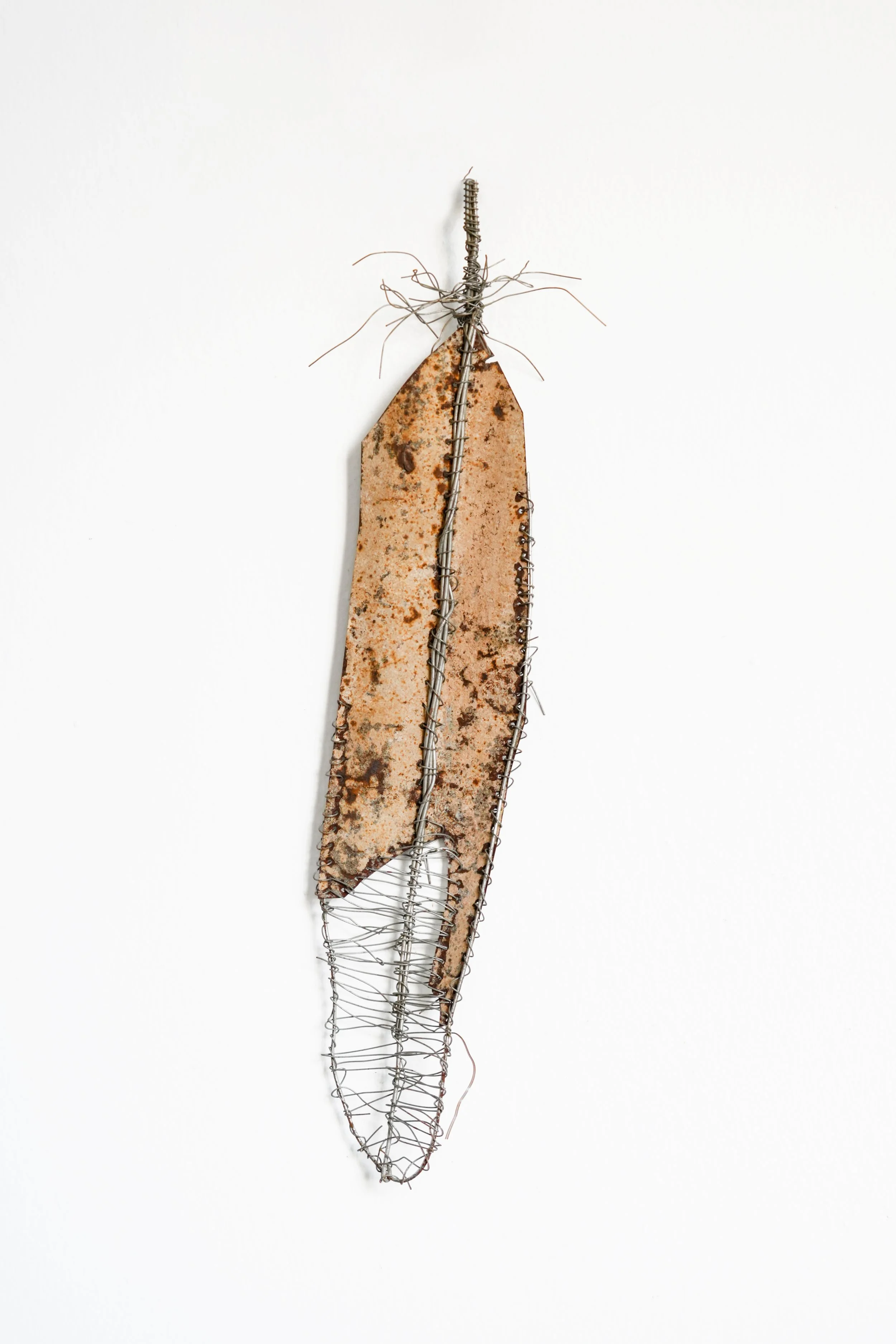Oumar Ball_Plume #39_2023_Tôle et fil de fer_46x8,5cm_Recto_Morel Donou.jpg
