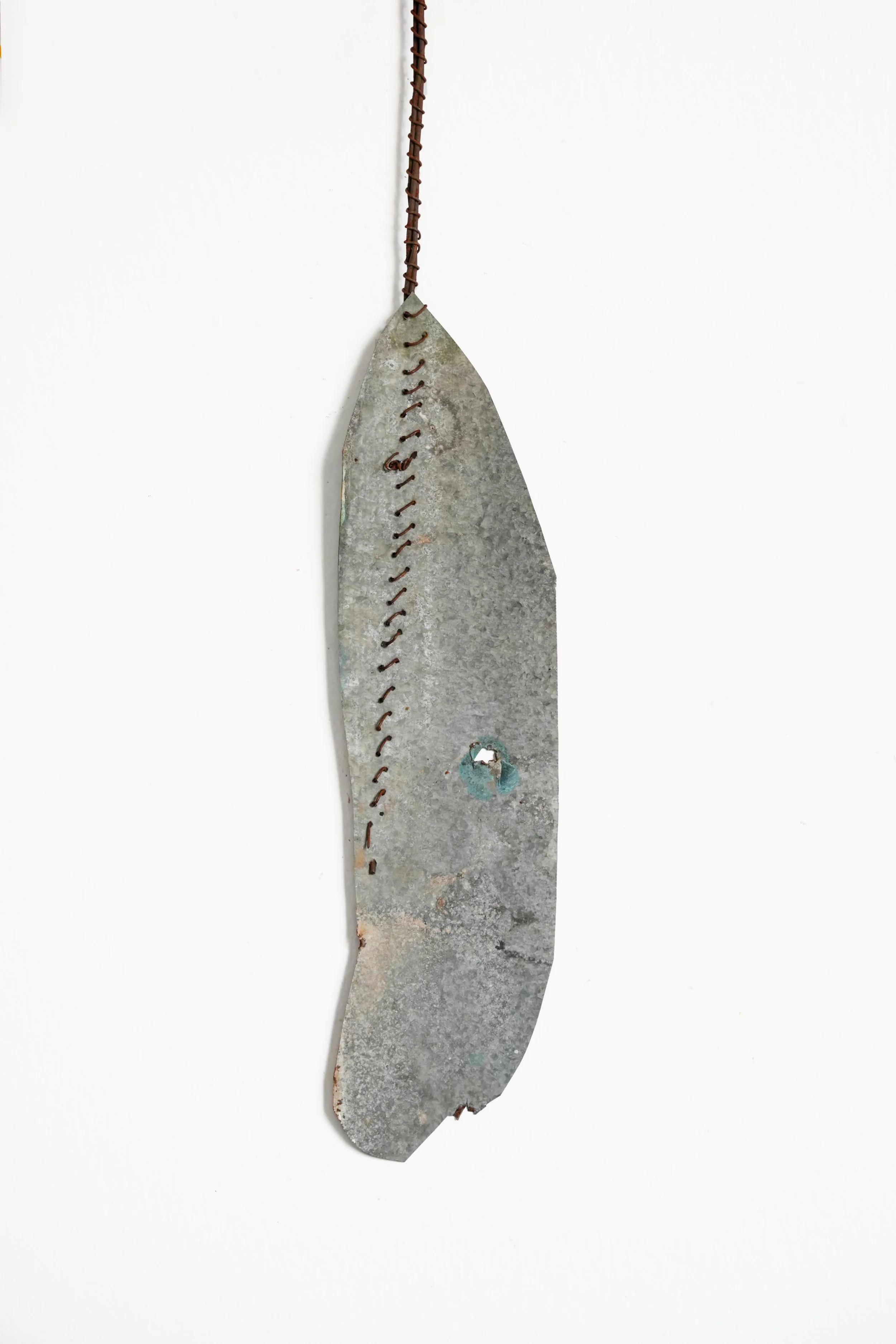 Oumar Ball_Plume #58_2023_Tôle et fil de fer_34,1x6,3cm_Verso_Morel Donou.jpg