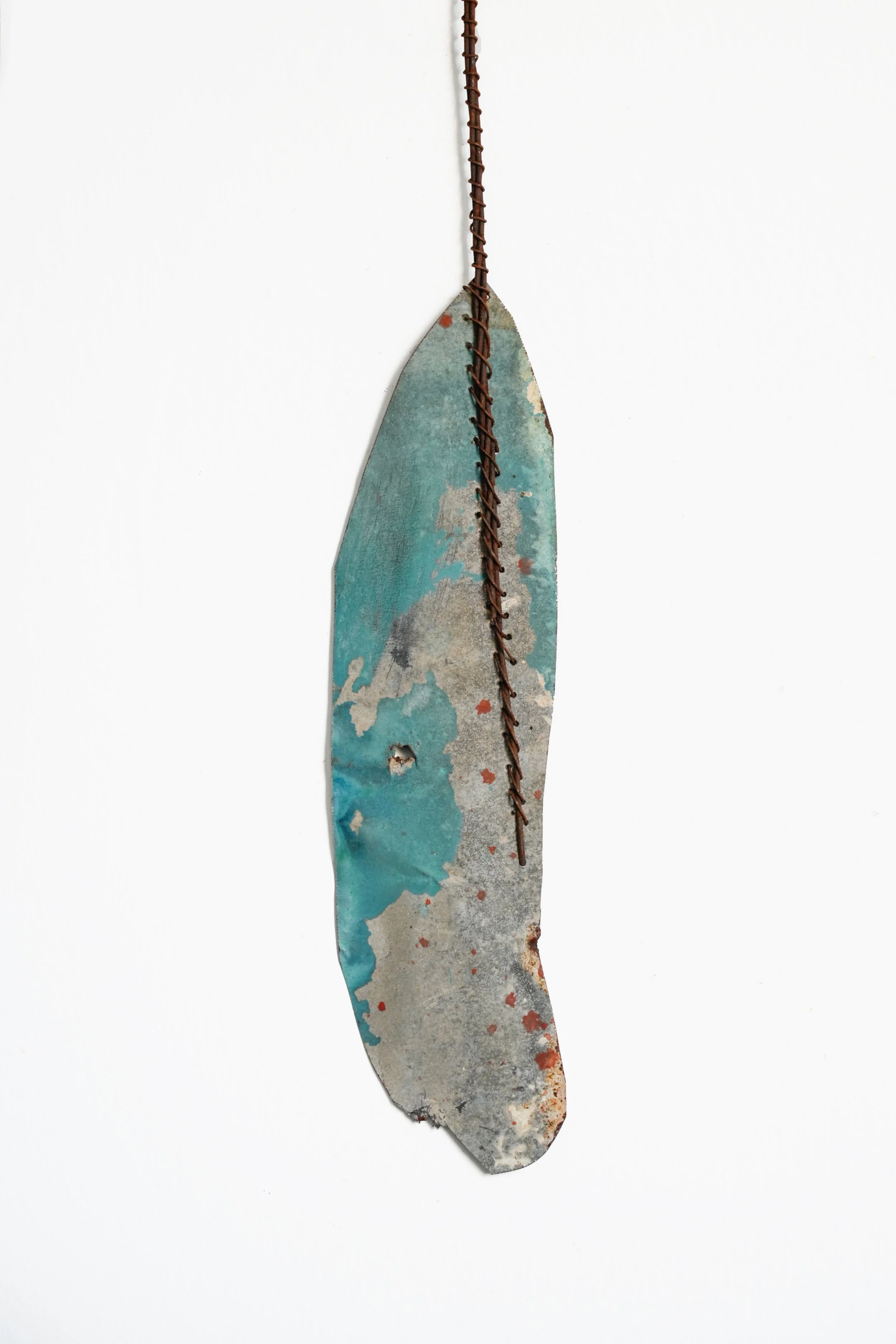 Oumar Ball_Plume #58_2023_Tôle et fil de fer_34,1x6,3cm_Recto_Morel Donou.jpg