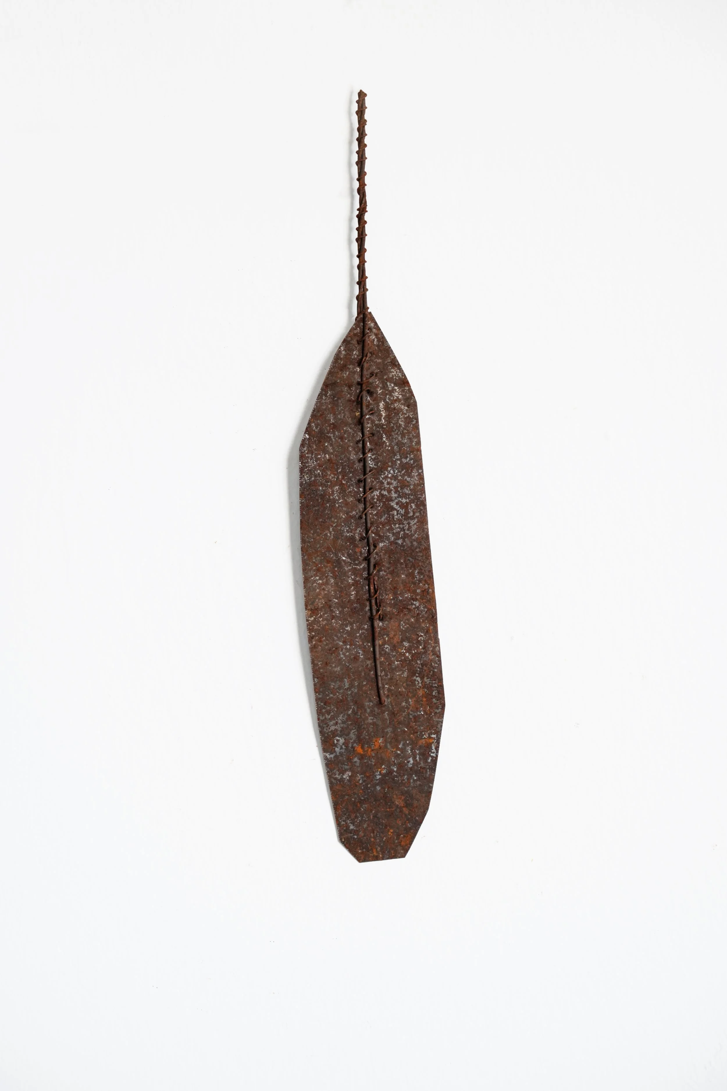 Oumar Ball_Plume #70_2023_Tôle et fil de fer_28,5x5,2cm_Recto_Morel Donou.jpg