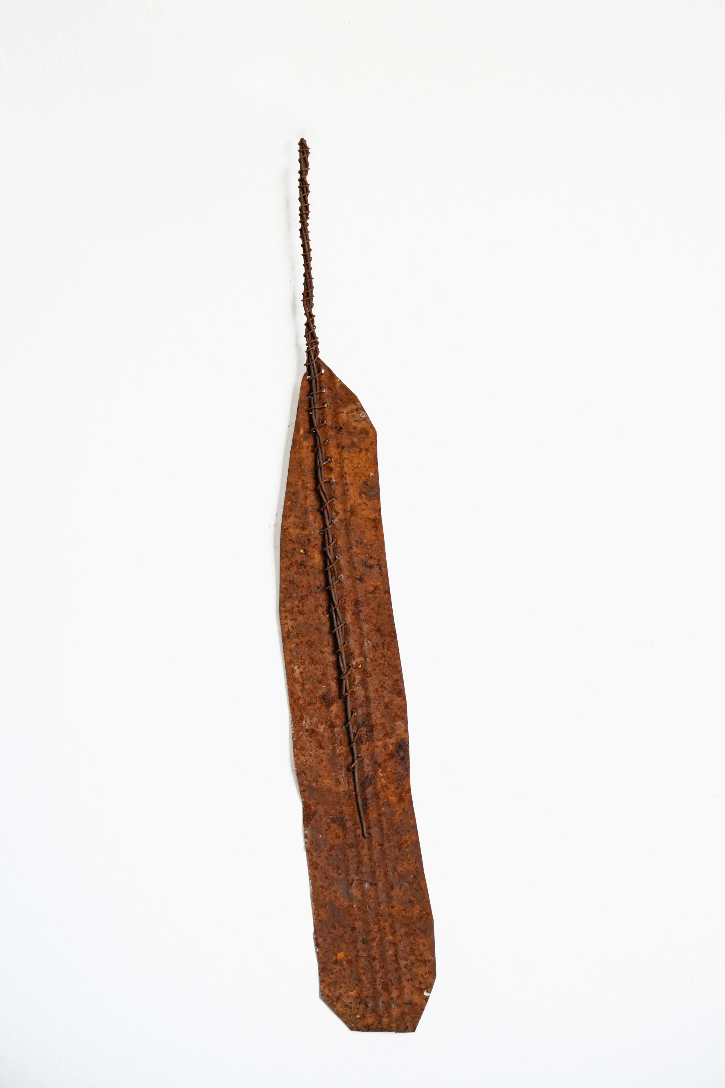 Oumar Ball_Plume #46_2023_Tôle et fil de fer_41x5,5cm_Recto_Morel Donou.jpg
