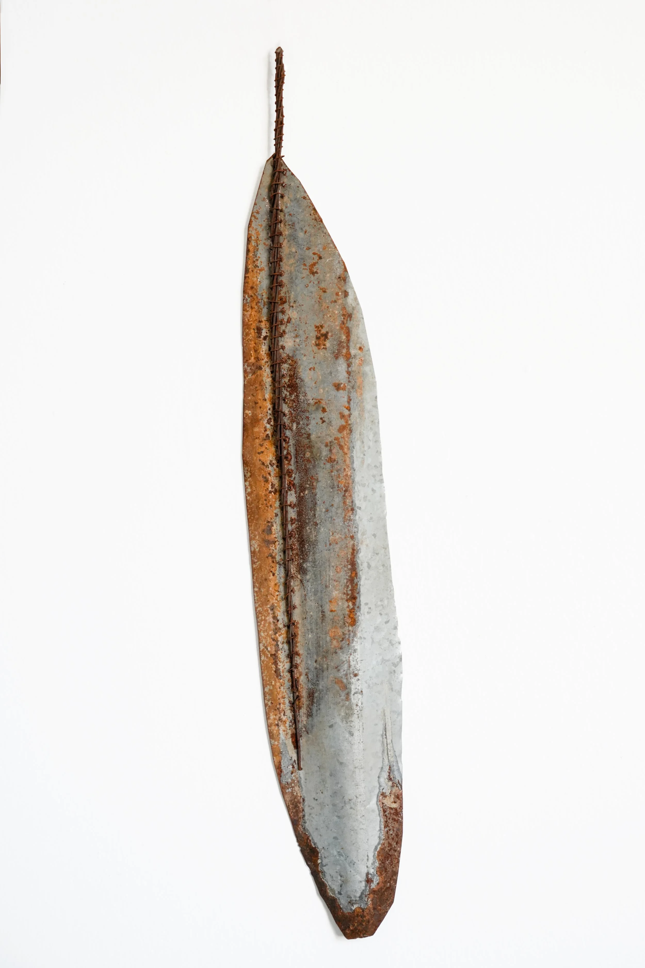 Oumar Ball_Plume #18_2023_Tôle et fil de fer_62x9cm_Recto_Morel Donou.jpg