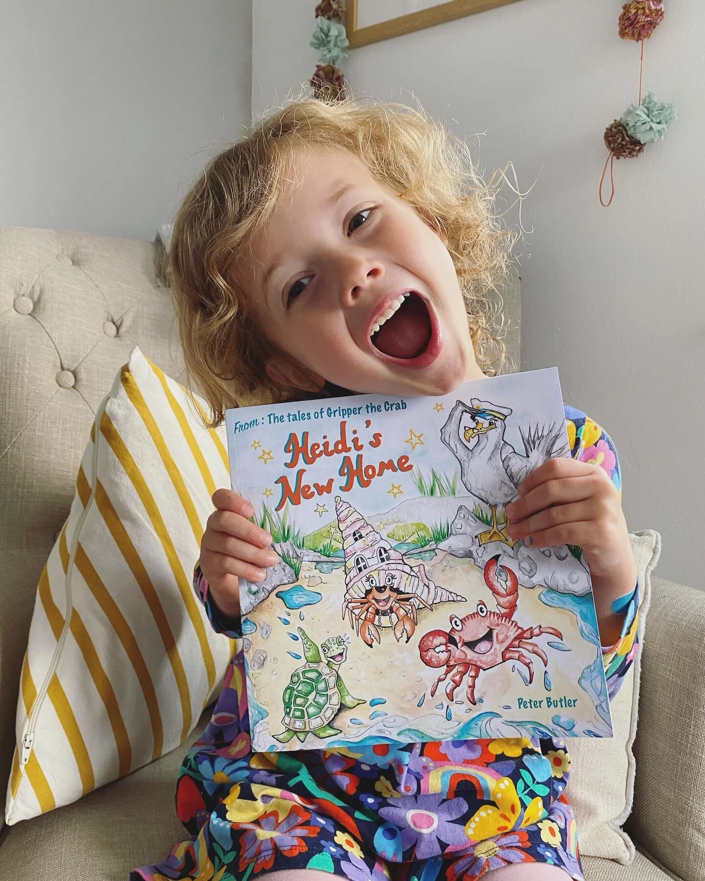 🦀 Something a little different from me 📖 ✍🏻&hellip;..
.
I had the pleasure of illustrating this book last year. A lovely tale of a hermit crab 🐚 that is in need of some help from her sea creature friends. 

Written by the very inspiring Peter But