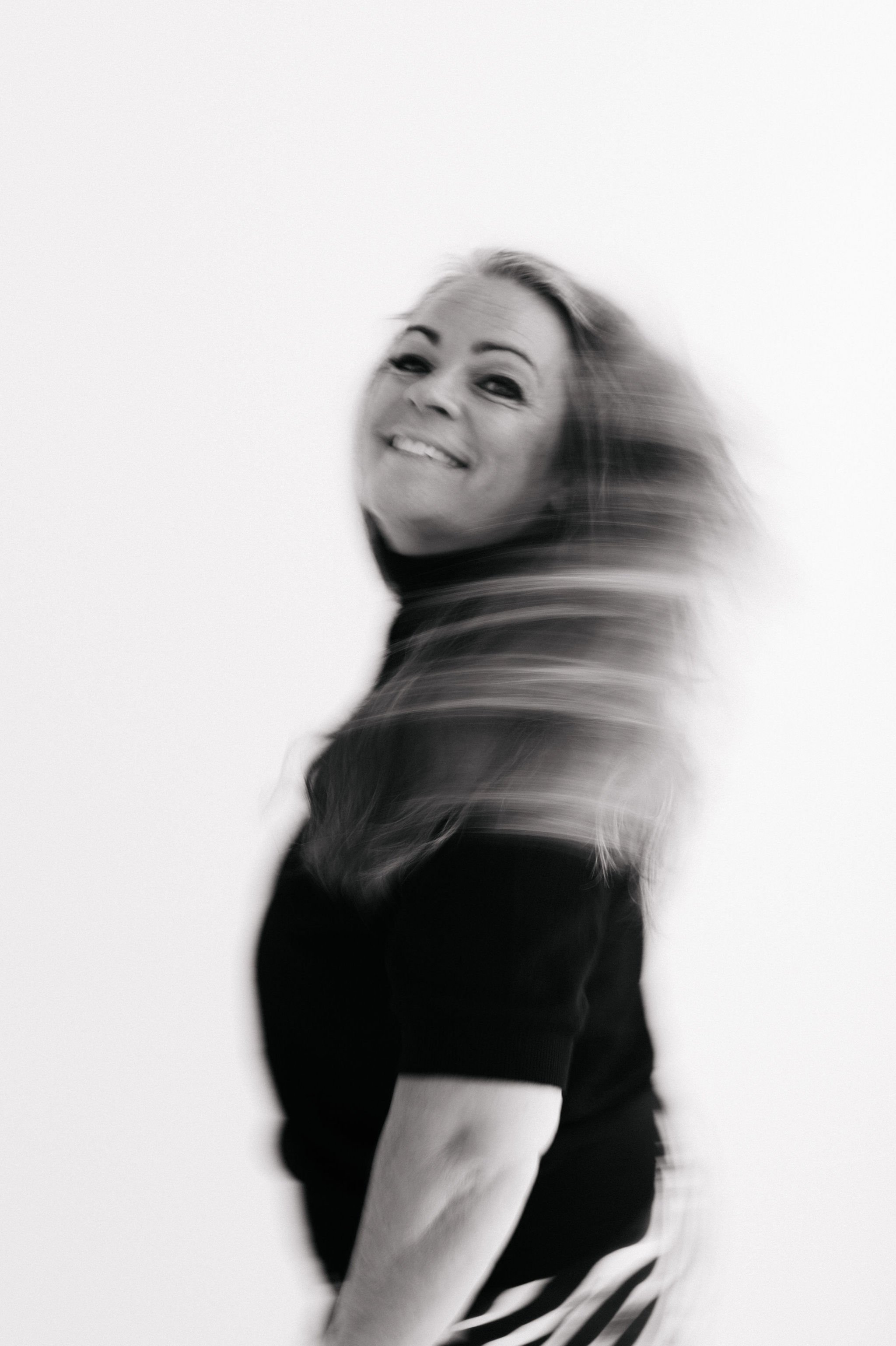 Inspired By Hairin perustaja Sanna Vuori eloisassa mustavalkokuvassa