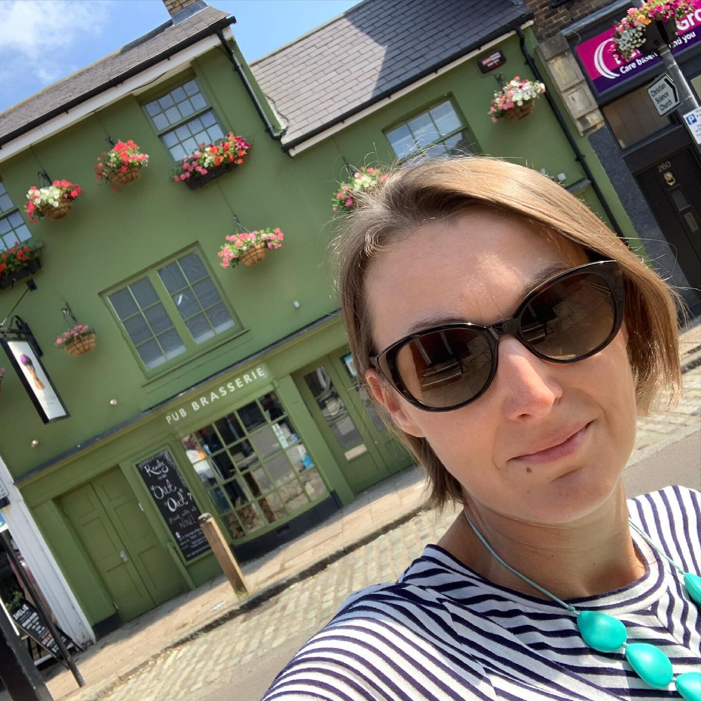 Loving celebrating our fabulous Berkhamsted High Street with illustration commissions of so many beautiful buildings and wonderful business. 
When the sun is shining it really feels like Berko has its post Covid Mojo back. 

New commissions welcome, 