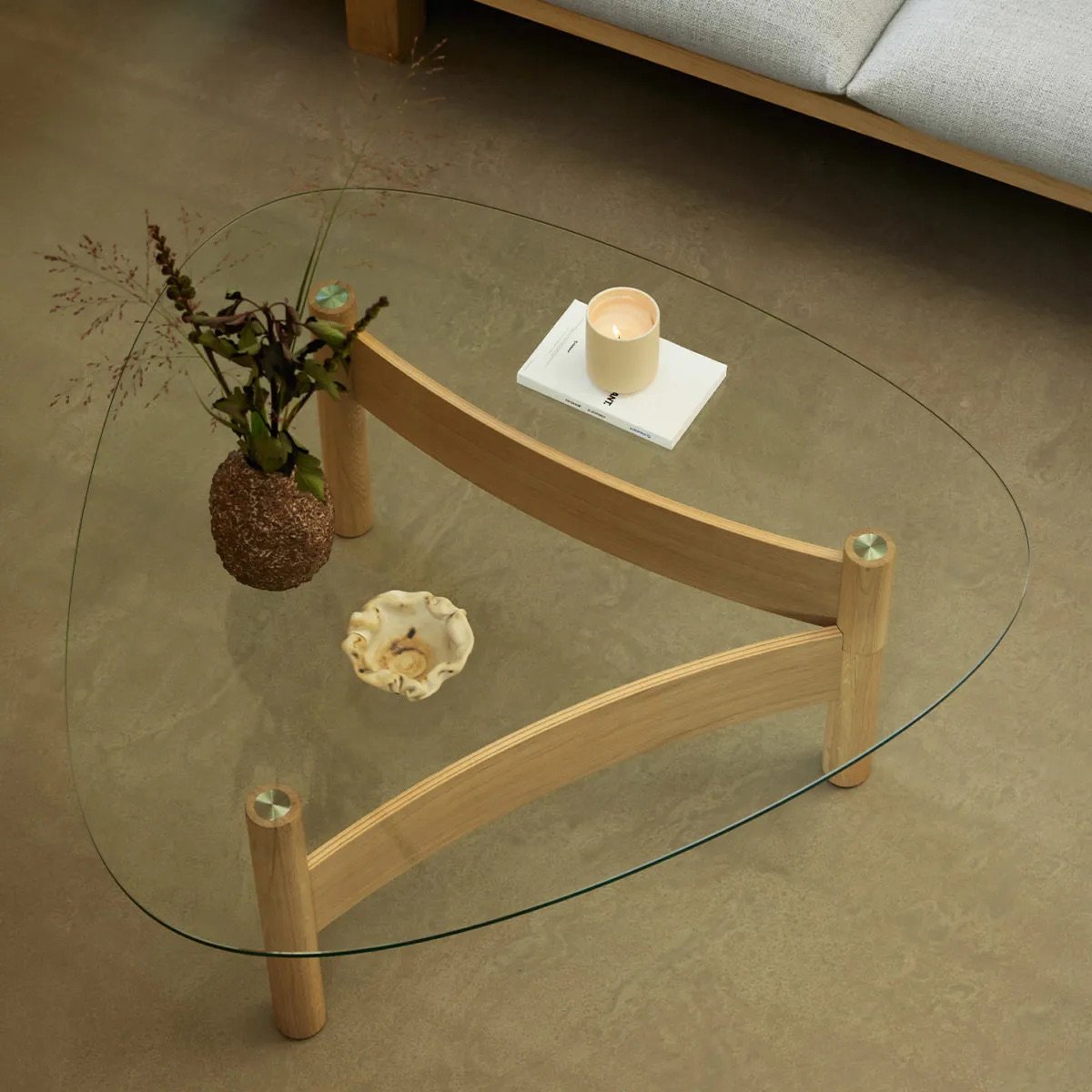 SIA bord
Design: Studio Sl&oslash;yd
Produsent: LK Hjelle

Myke, organiske kurver i treverk m&oslash;ter en elegant glassplate i Sia &ndash; en harmonisk blanding av natur og eleganse.

#sofabord #bord #studiosl&oslash;yd #studiosloyd #lkhjelle #lkhj