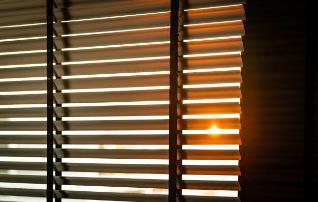 opened-venetian-plastic-blinds-with-sunlight-morning-white-plastic-window-with-blinds-interior-design-living-room-with-window-horizontal-blinds_33867-689.jpg