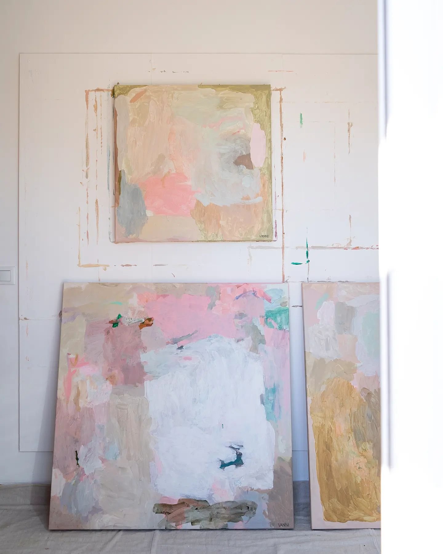 View into the studio from some time ago. 🤍

.

.

.

#studioview #softcolours #intuitiveart #abstractart #playfulabstracts #contemporaryart #pastelcolours #vanniart