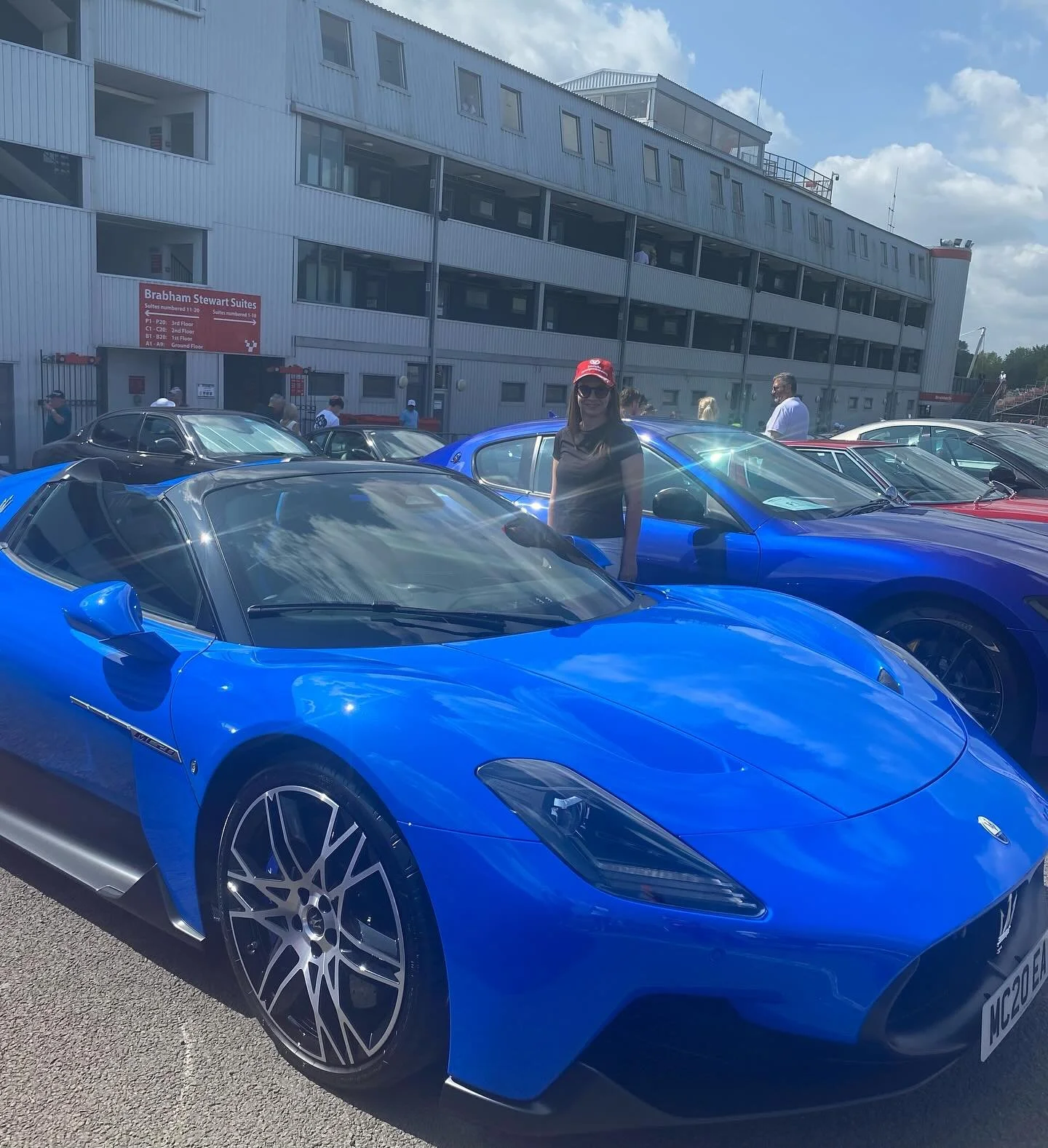 Sunny Sunday at #brandshatch #festivalitalia with my favourite cars of the day and racing legend Lorina @f1_diva 

🏎️🏎️🏎️🏎️☀️☀️