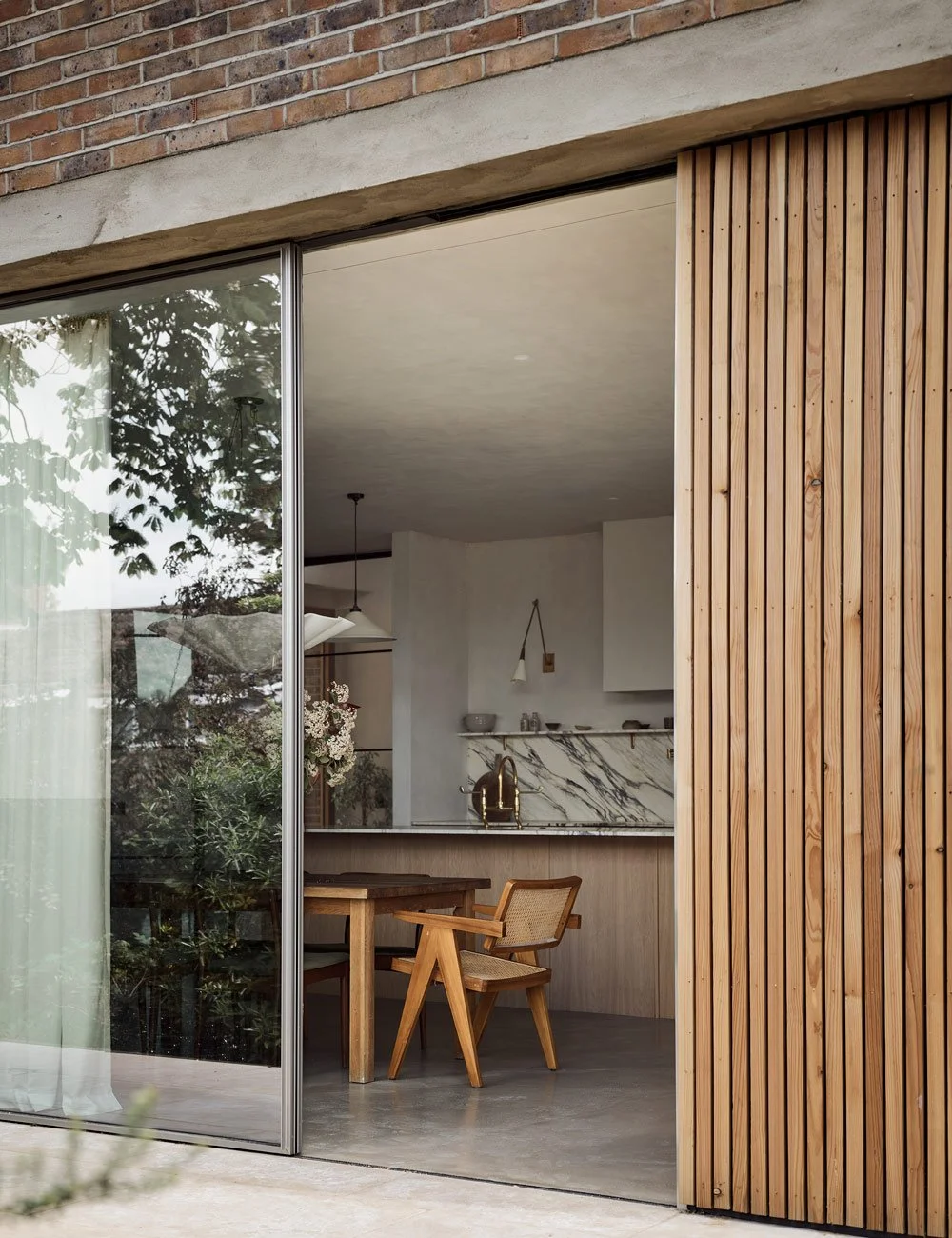 mid-century-modern-home-in-london.jpg