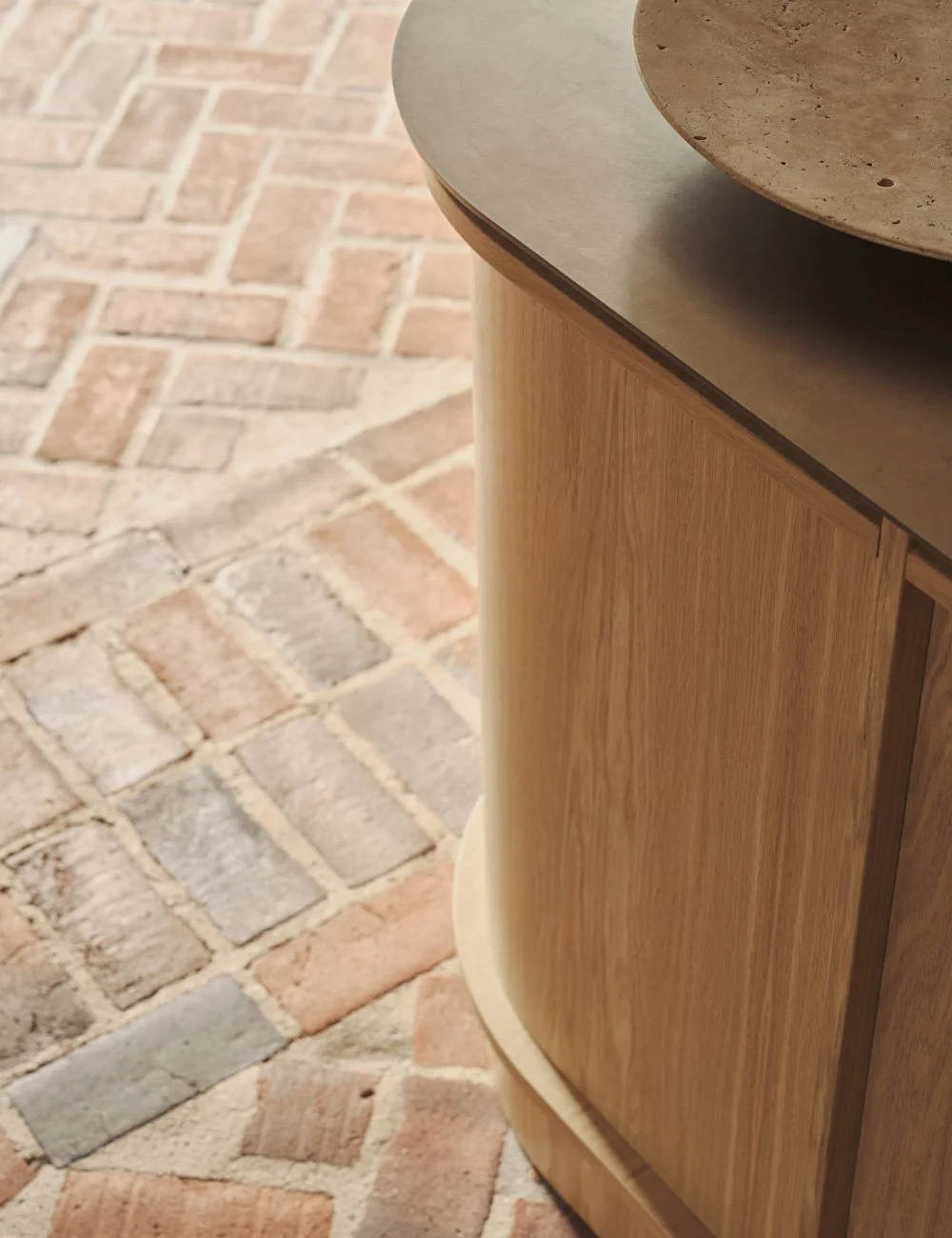 Light oak kitchen with softly rounded forms inspired by the home’s modernist architecture.