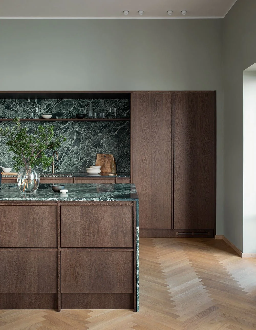 Green marble and wood kitchen — Nordiska Kök