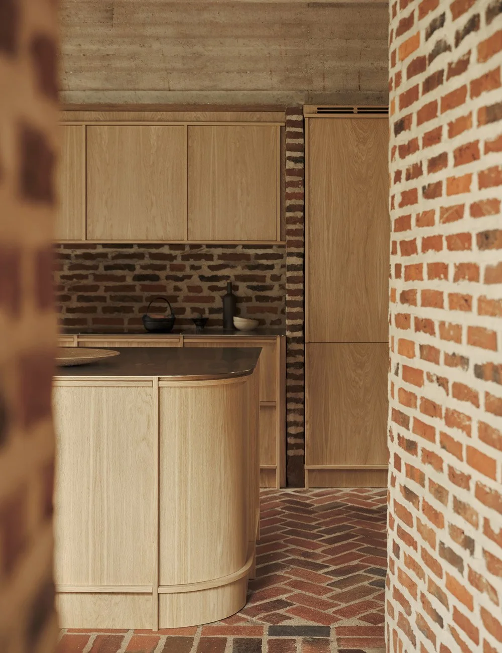 Minimalist light oak kitchen with smooth fronts and clean lines.