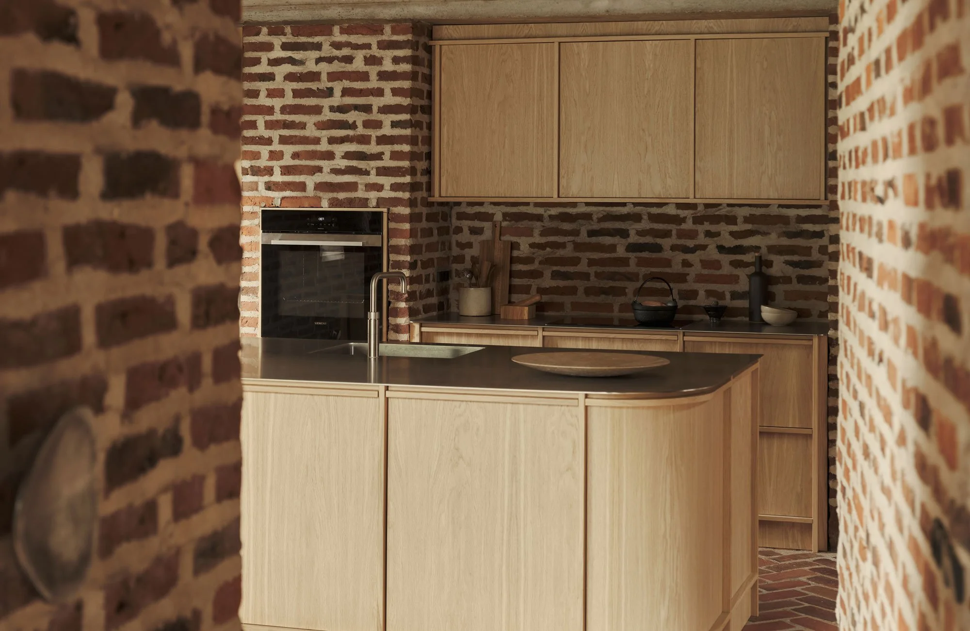 bespoke-oak-kitchen-curved-forms.jpg