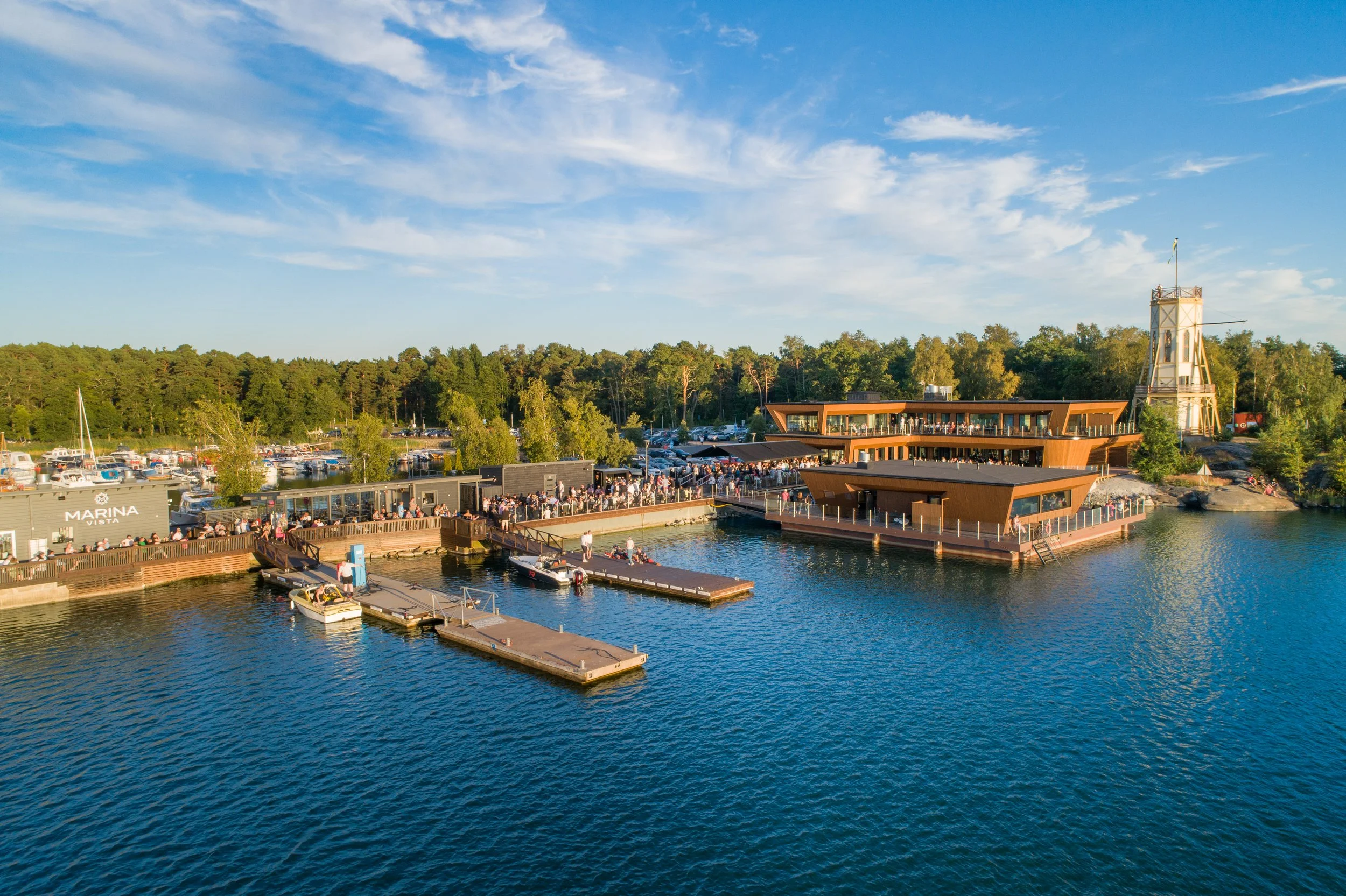 Live-esiintyjät saavat Marina Vistan terassiin kesäisin täyteen. (Kuva: Samuli Ahtiainen)