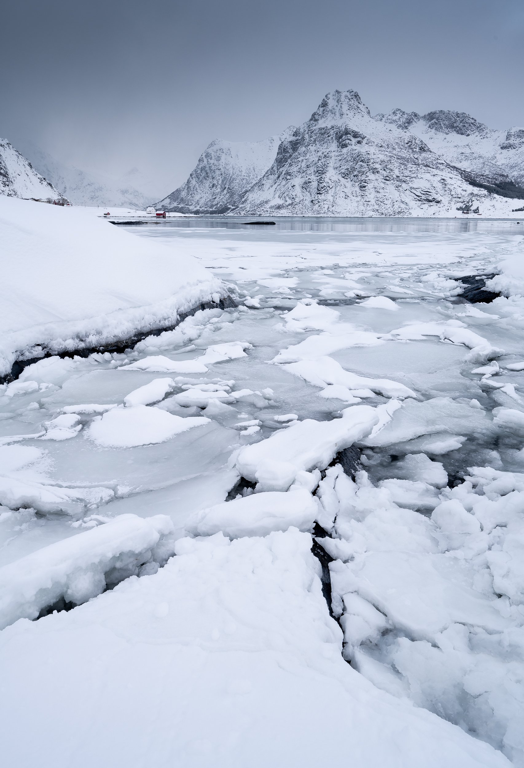 Flakstadpollen ice cracks_Long Edge_1706x2500_U_150.jpg