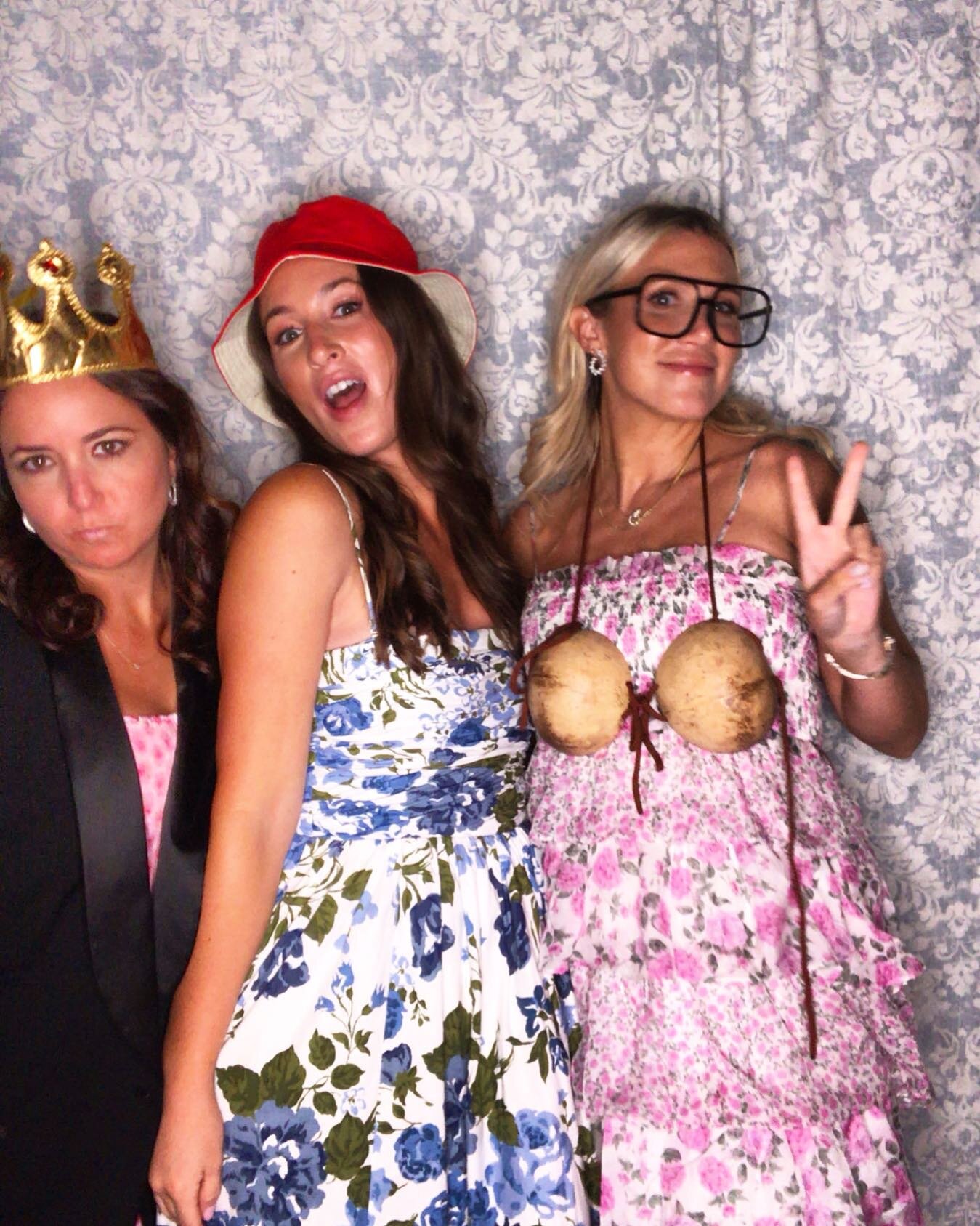 Peace out Friday! 
⠀⠀⠀⠀⠀⠀⠀⠀⠀
#photobooth #wedding #photography #photoboothwedding #photo #party #photoboothmurah #backdrop #photoboothfun #photoshoot #photooftheday #photoboothrental #eventplanner #birthdayparty #photographer #birthday #weddingplanne