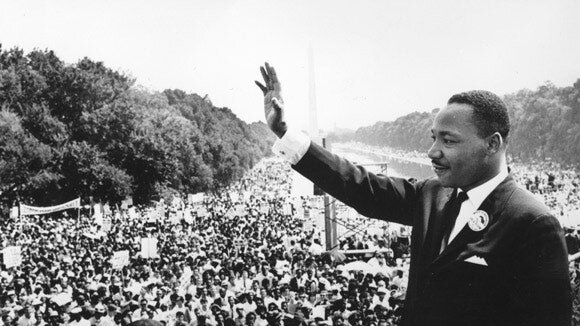 Le révérend Martin Luther King Jr. salue la foule au Lincoln Memorial lors de son discours "I Have a Dream" (Photo par Bob Adelman).