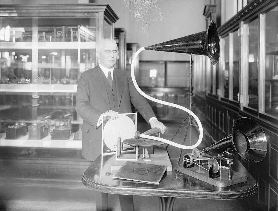 Emile Berliner avec le modèle du premier gramophone à disque plât qu'il a inventé. (source photo inconnue)