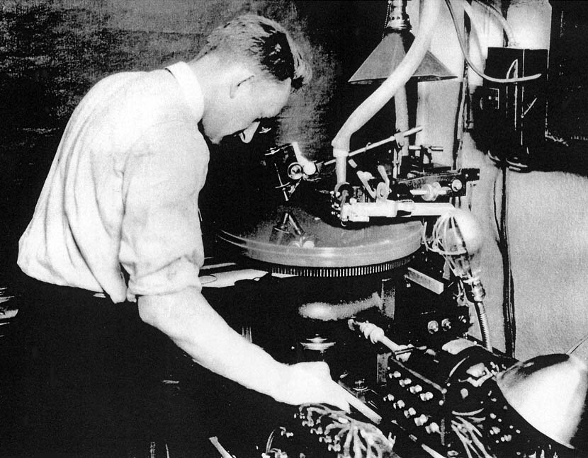En 1925, George Groves, employé du département son de Warner Bros., travaille avec l'équipement de sonorisation Vitaphone. (source photo inconnue)