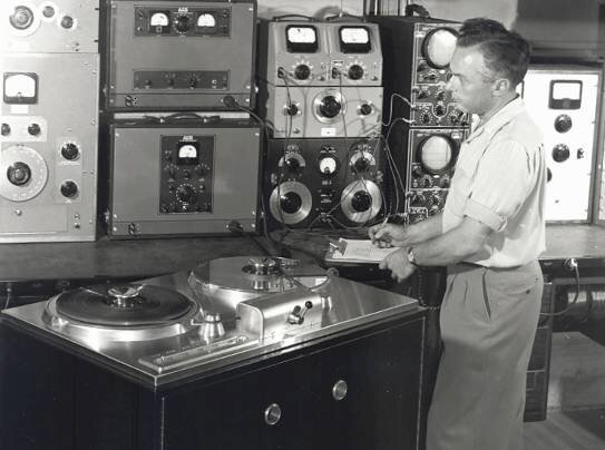 Harold Lindsay, ingénieur chez Ampex, avec le modèle 200A de la société (source photo inconnue).