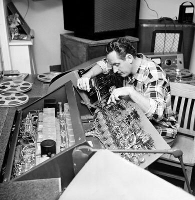 Les Paul effectuant des expériences multipistes via un enregistreur Ampex, c. 1950s. (source photo inconnue)