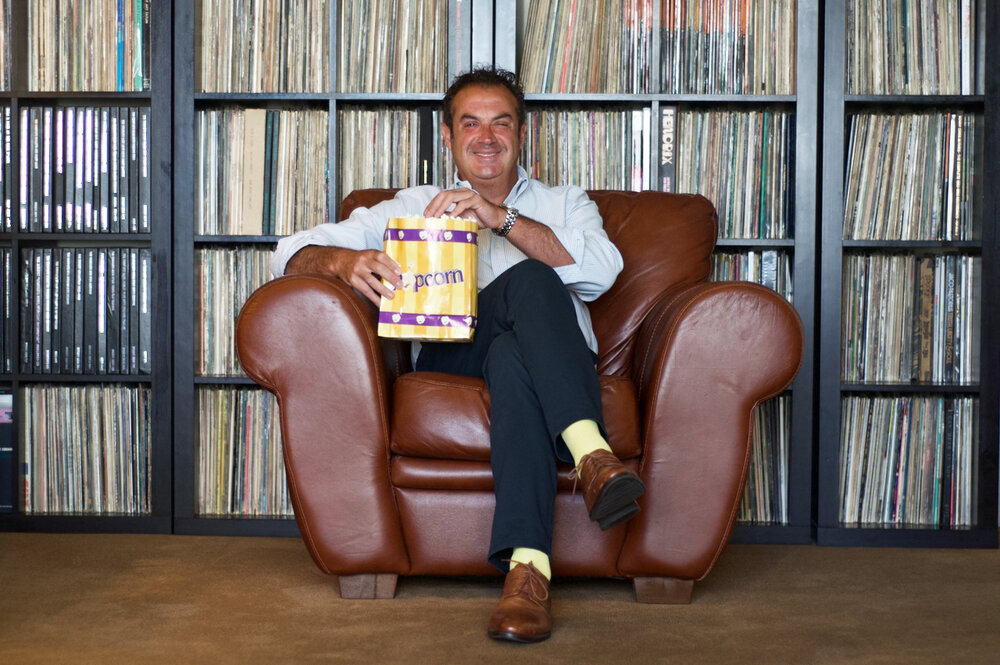 Zev Feldman se détend avec du pop-corn photo de Zak Shelby Szyszko