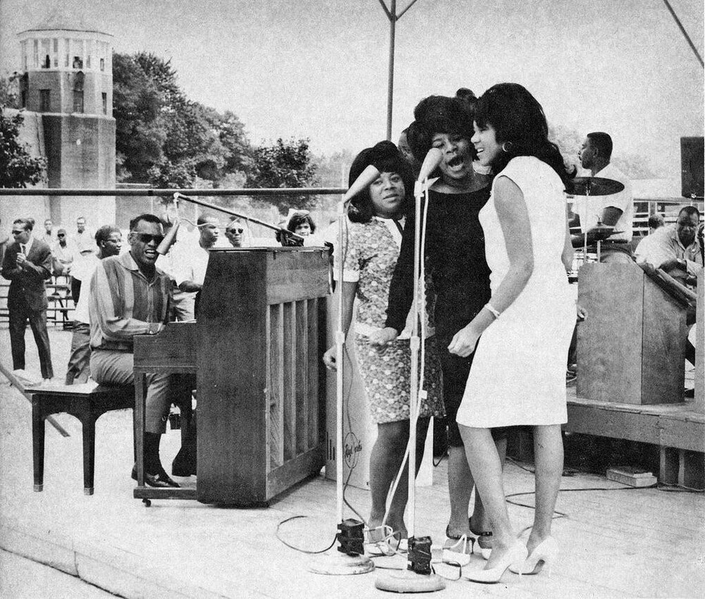 (source photo inconnue)Ray Charles & the Raelettes