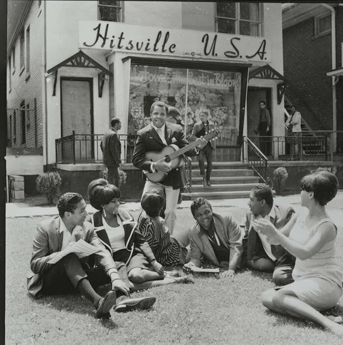 (photo reproduite avec l'aimable autorisation du Motown Museum)Berry Gordy Jr. avec des artistes de la Motown dans la société qu'il a fondée, Motown Records, alias Hitsville U.S.A.