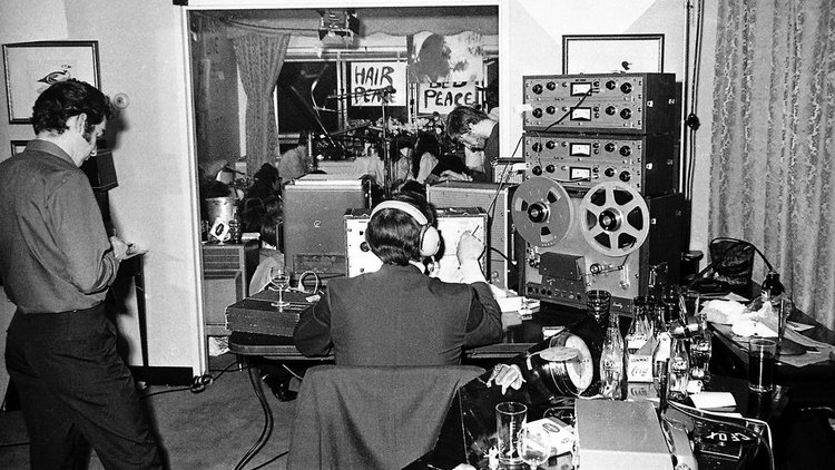 André Perry, Robert Schryer, Le Studio, Cat Stevens, les Bee Gees, David Bowie, Keith Richards, Rush, PMA Magazine, The Beatles, John Lennon, "Give Piece A Chance", Yoko Ono