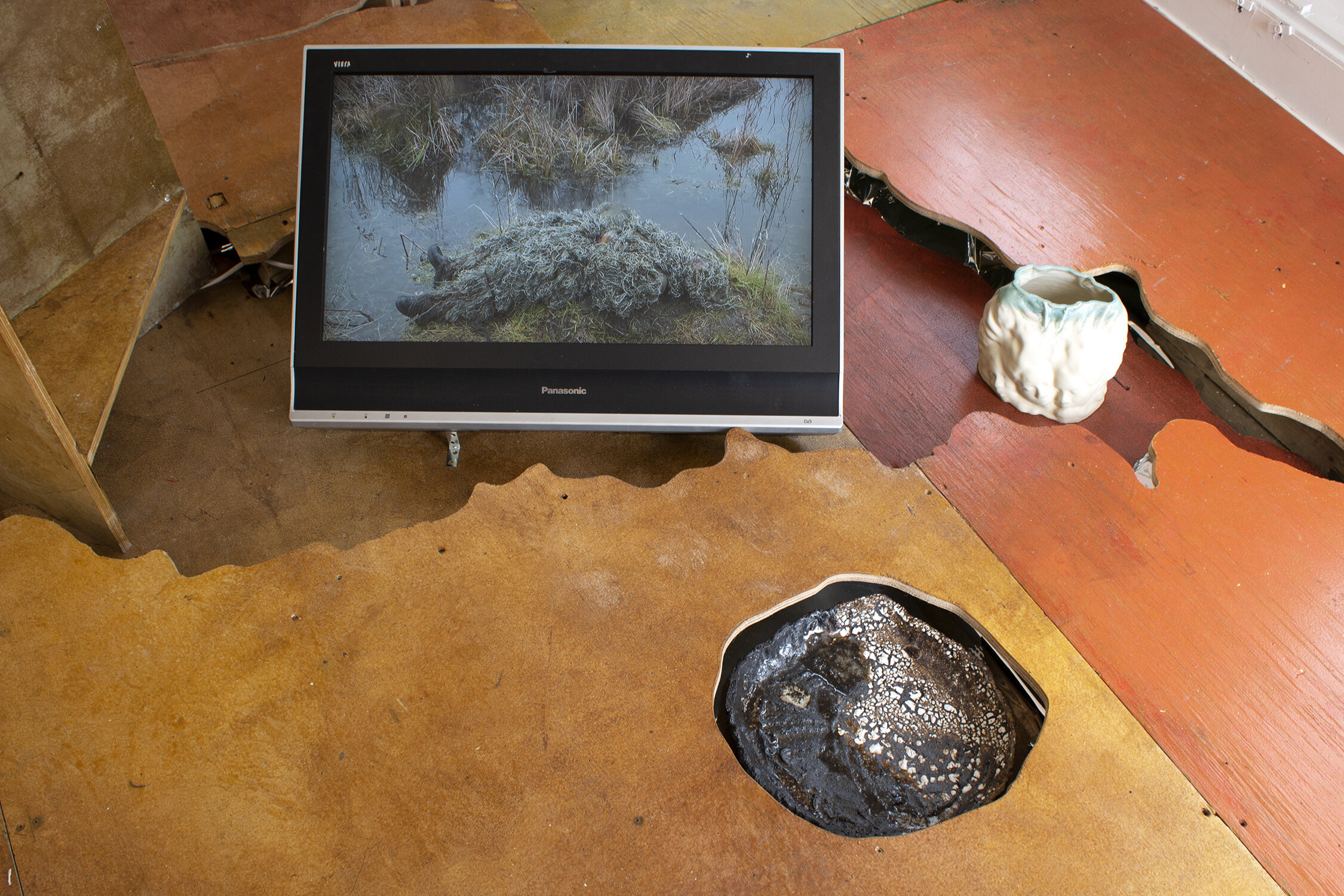Install shot:
(Left to Right)
FEN, Video, 00:30:51, 2021, Sam Hanner
Clarty Vessel, stoneware, black crank clay, glaze and glass, 6.5cm x 36cm x 34cm, 2021, May Hands
Untitled, 3D ceramic print, 19 x 22 x 18 cm, 2020, Enorê